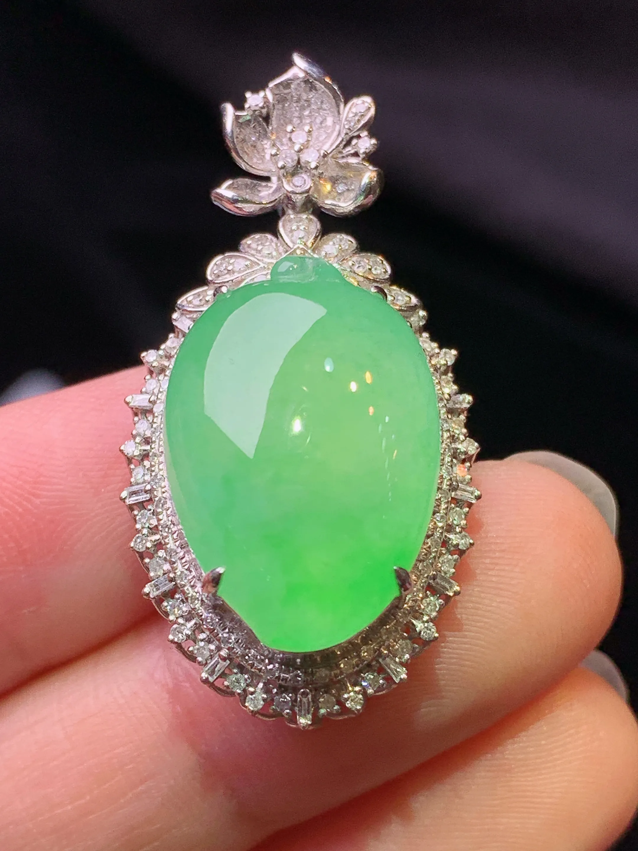 18k金钻镶嵌翠绿福瓜吊坠 玉质细腻 色泽艳丽清新 整体尺寸37*18.6*14.5