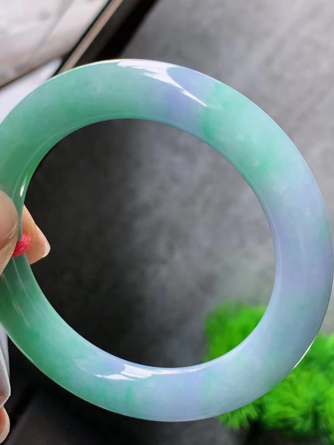 【翡翠名称】老种春彩飘绿57.2圈口圆条手镯
【翡翠尺寸】57.2/11.5/11.2mm适合57-59正圈口佩戴
【翡翠描述】宝贝种老水足，玉质细腻，色泽靓丽，性价比高，佩戴效果好！
【其它赠送】权威证书/精美挂绳盒子/支持全国复检/七天无理由退换货