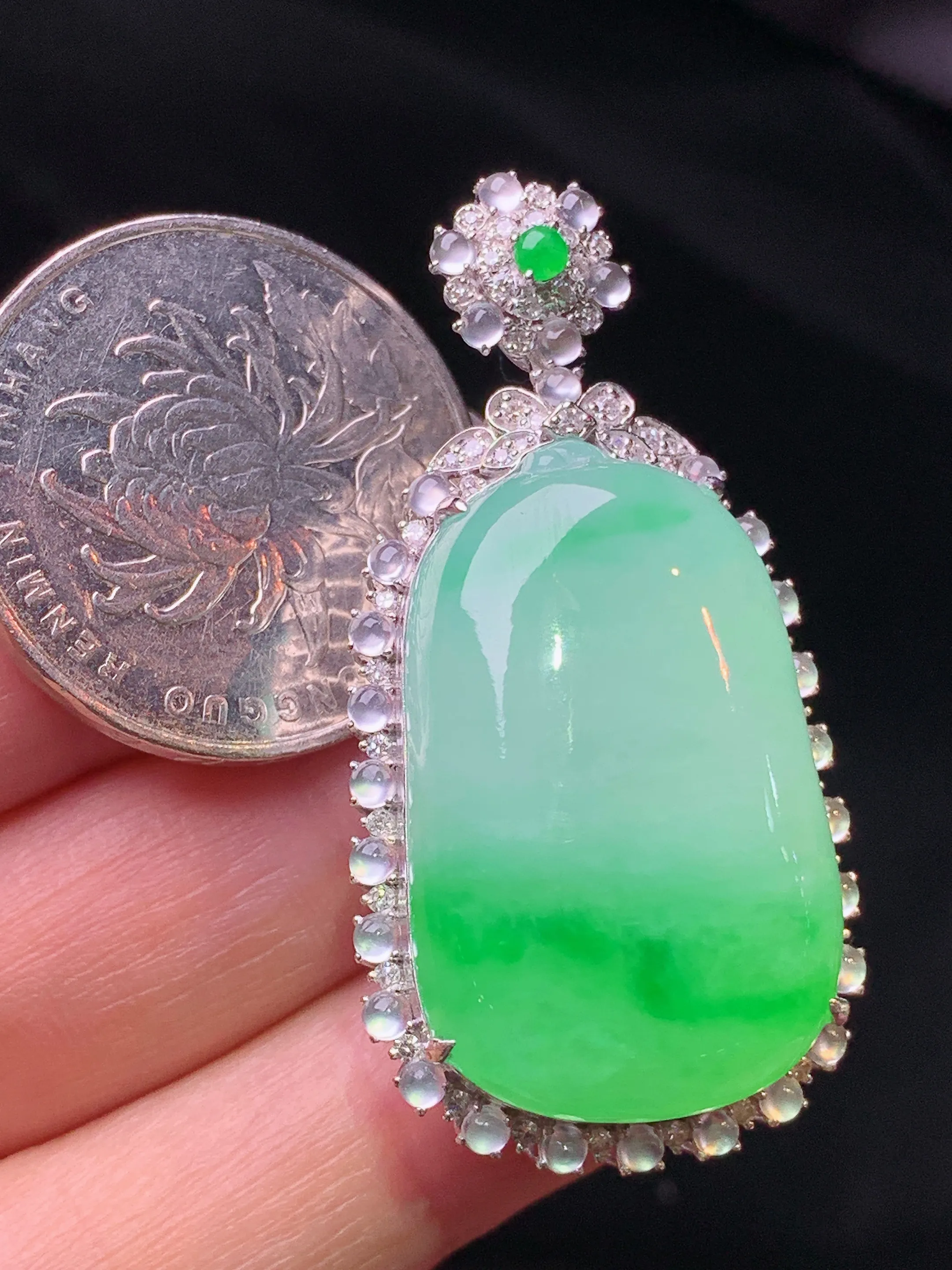 18k金钻镶嵌飘绿福瓜吊坠 玉质细腻 色泽艳丽清新 整体尺寸43.3*22*14.6