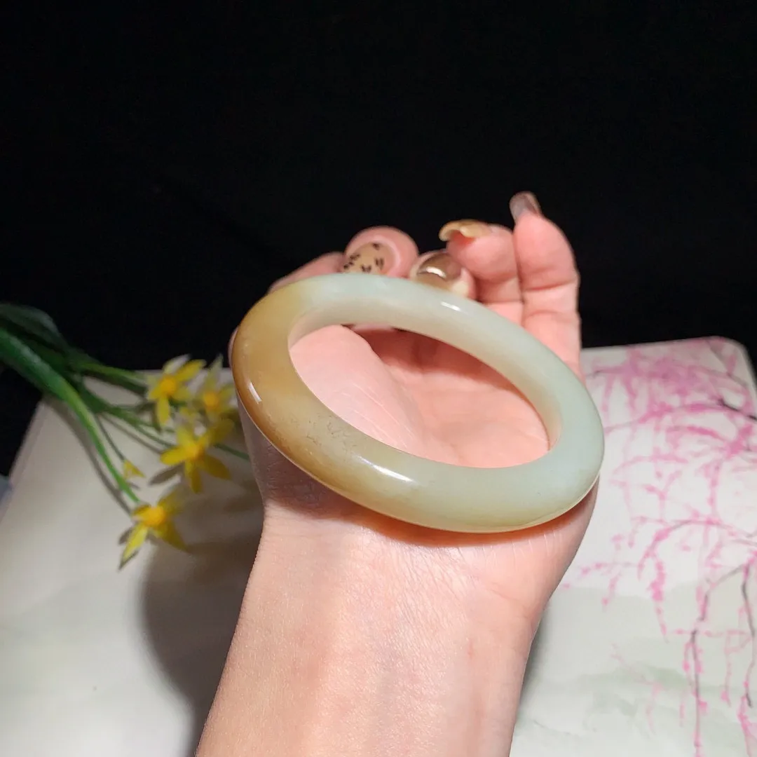 和田玉55.5圈且末糖手镯！玉质细腻油润 底色纯净  无纹裂 脂粉好，品质高。