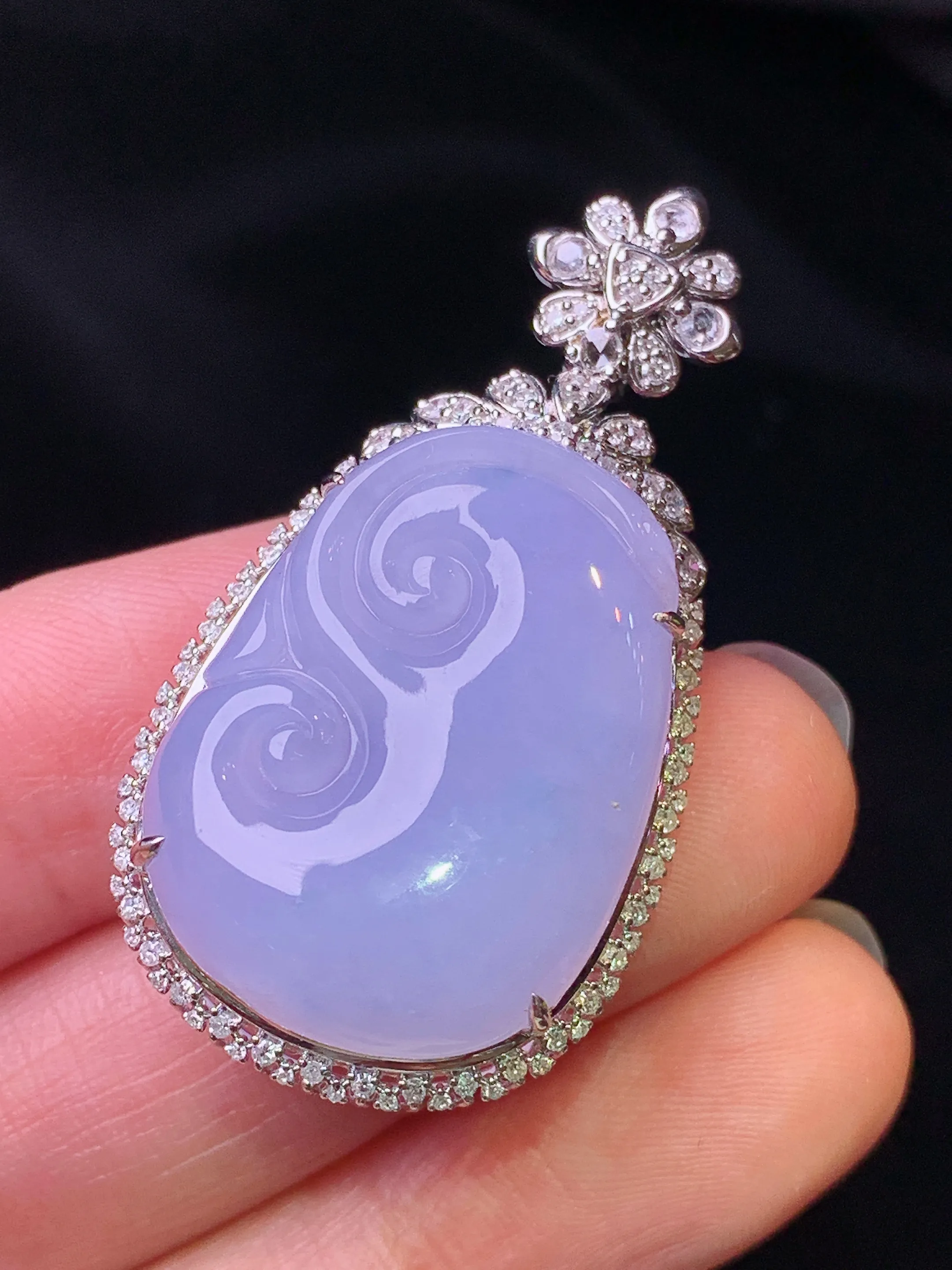 18k金钻镶嵌紫罗兰如意吊坠 玉质细腻 色泽艳丽清新 整体尺寸40.8*21.7*10.5