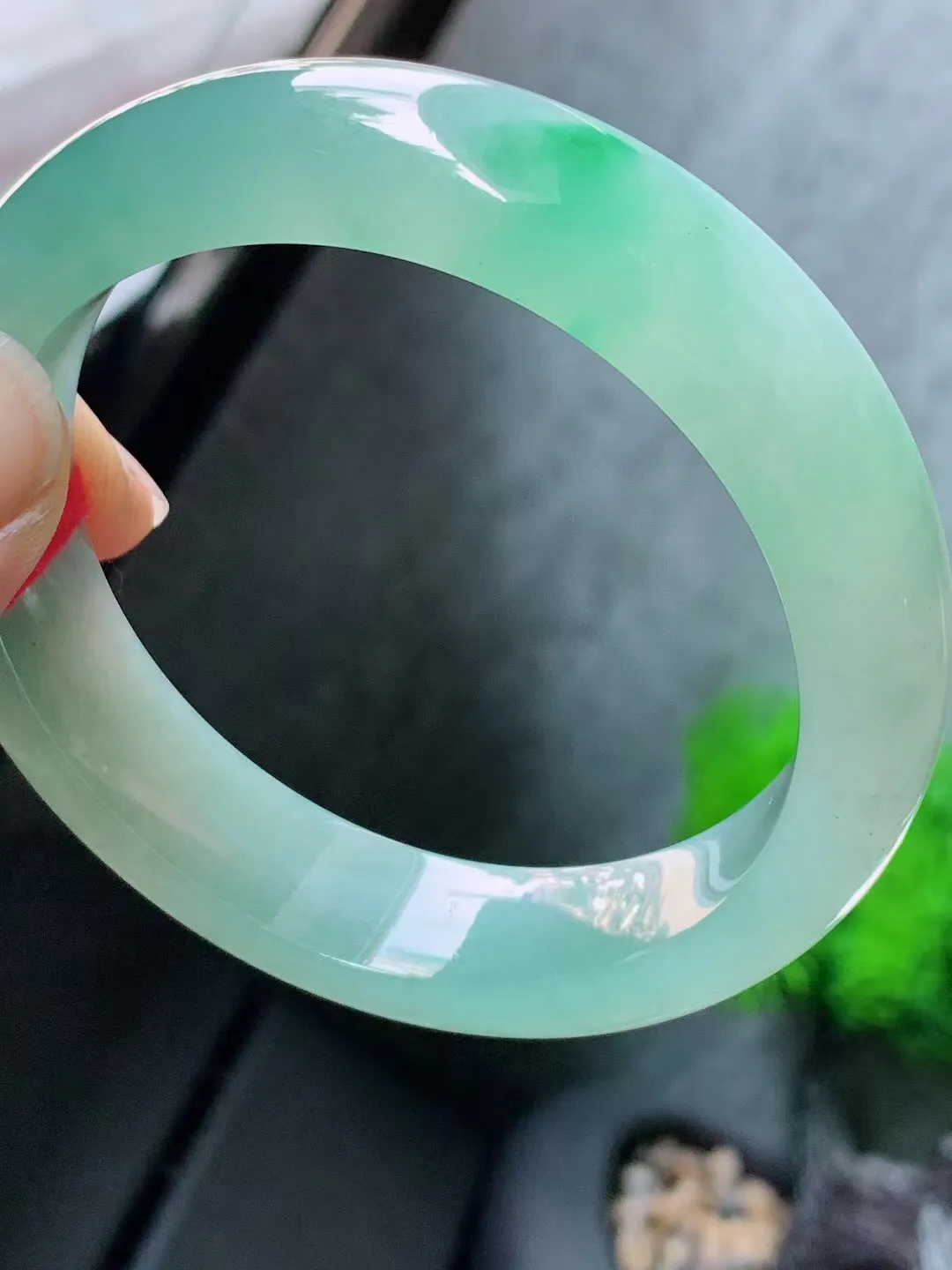 【翡翠名称】老种冰飘花58.6正圈口手镯
【翡翠尺寸】58.6/14.8/8.9mm适合57.6-5