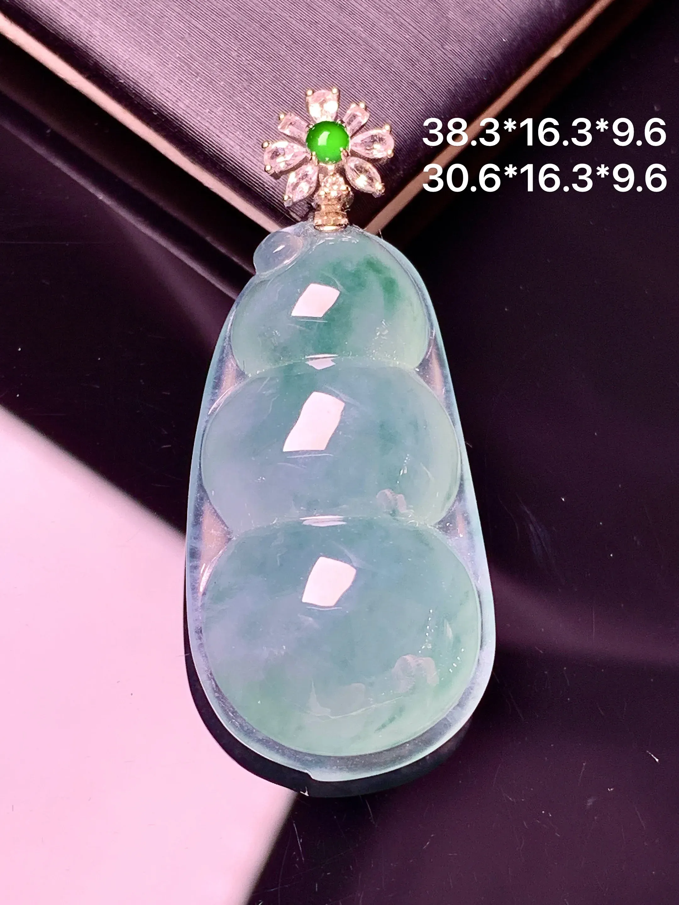 18k金钻镶嵌晴绿四季豆吊坠 玉质细腻 色泽艳丽清新 整体尺寸38.3*16.3*9.6