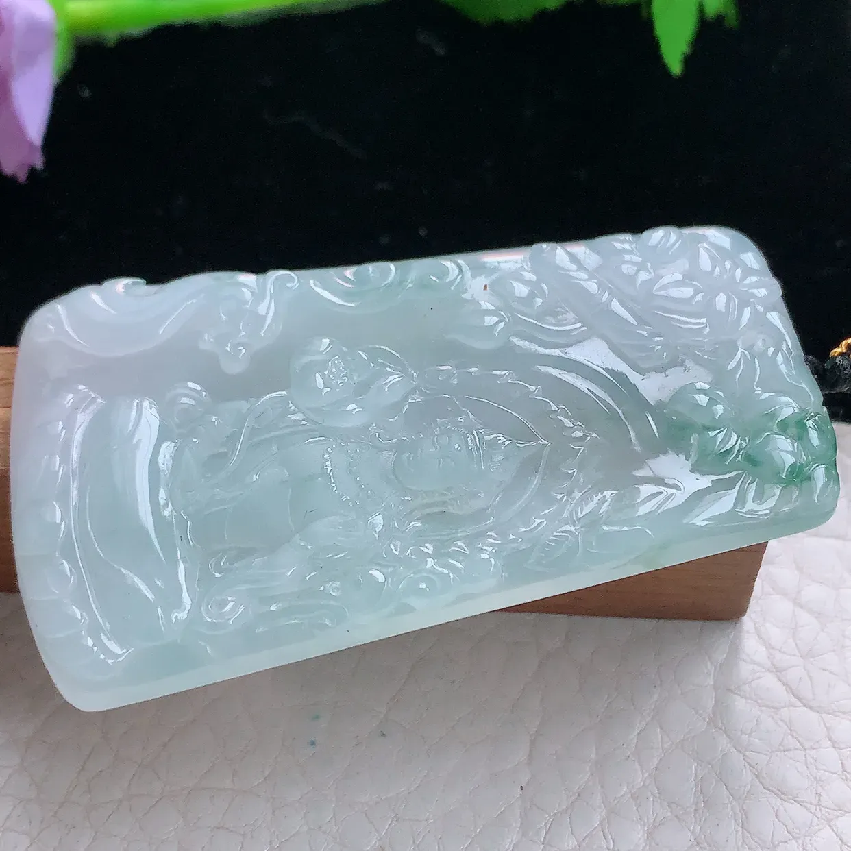 kh实拍63*36.3*5.3缅甸翡翠精雕清爽飘花持莲观音玉吊坠 玉挂件