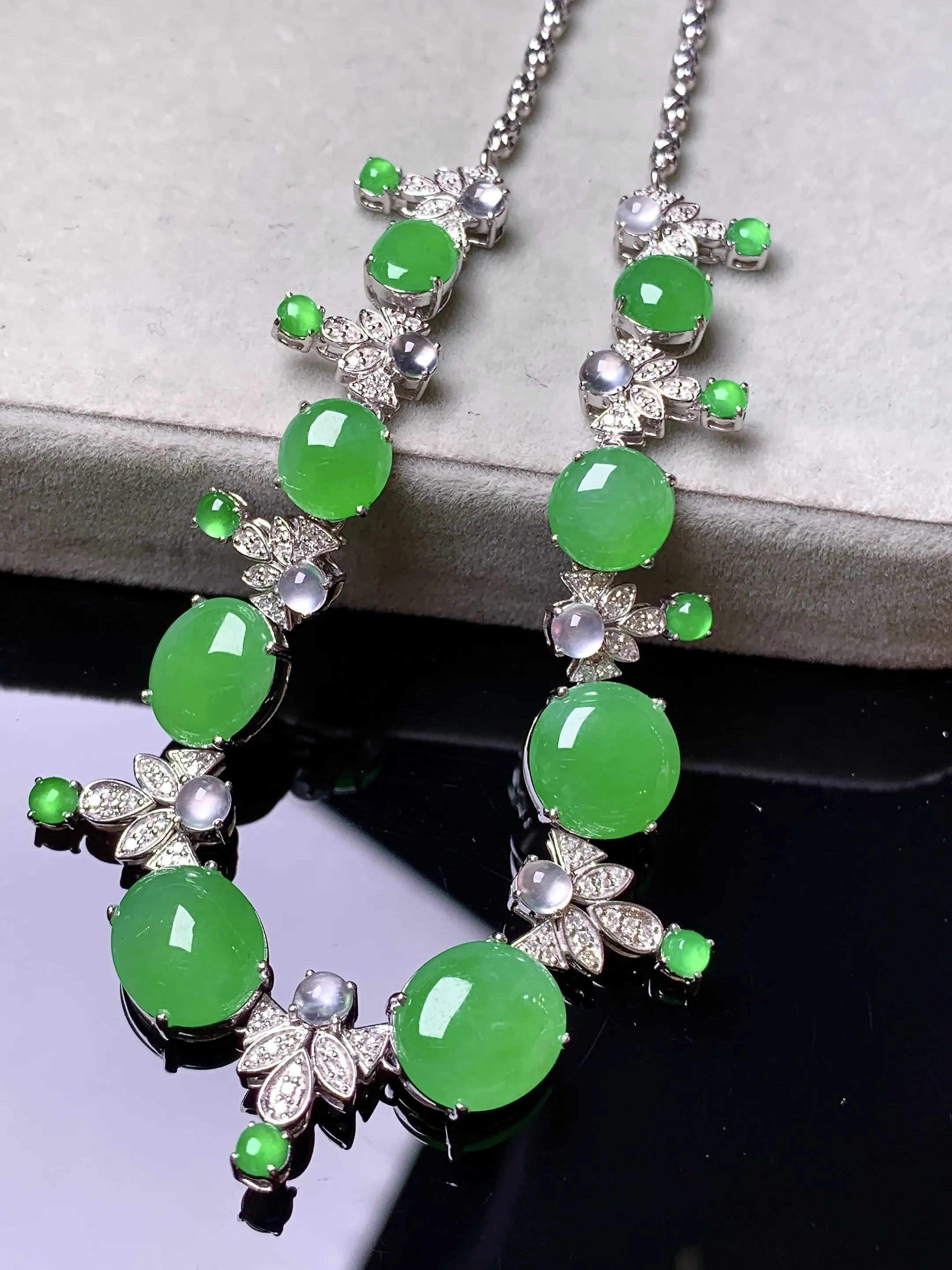 18k金钻镶嵌满绿蛋面锁骨项链 玉质细腻 色泽艳丽清新 整体尺寸70*12*5.2