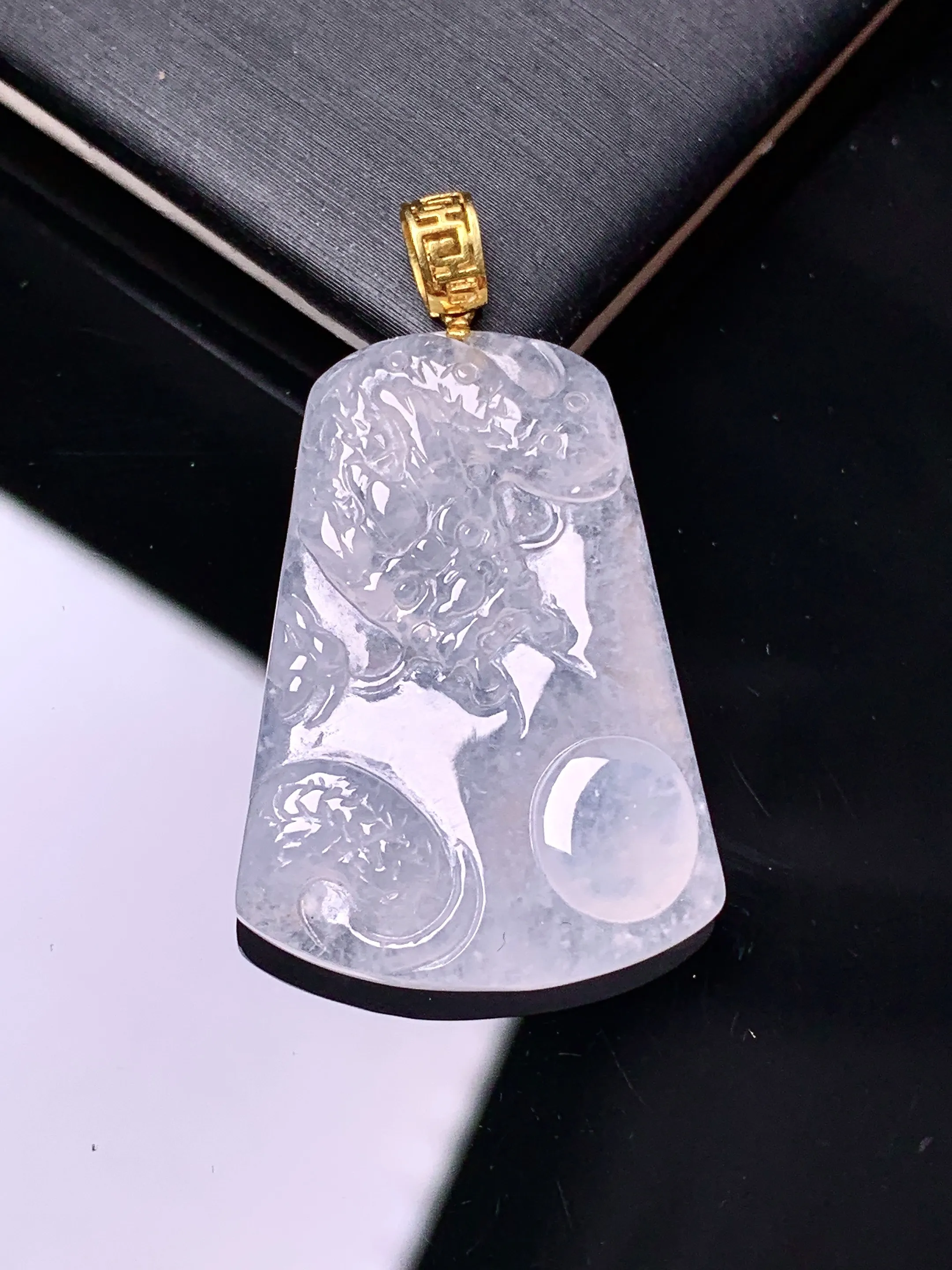 18k金镶嵌冰种龙牌吊坠 玉质细腻 色泽艳丽清新 整体尺寸36.6*21.5*4.2