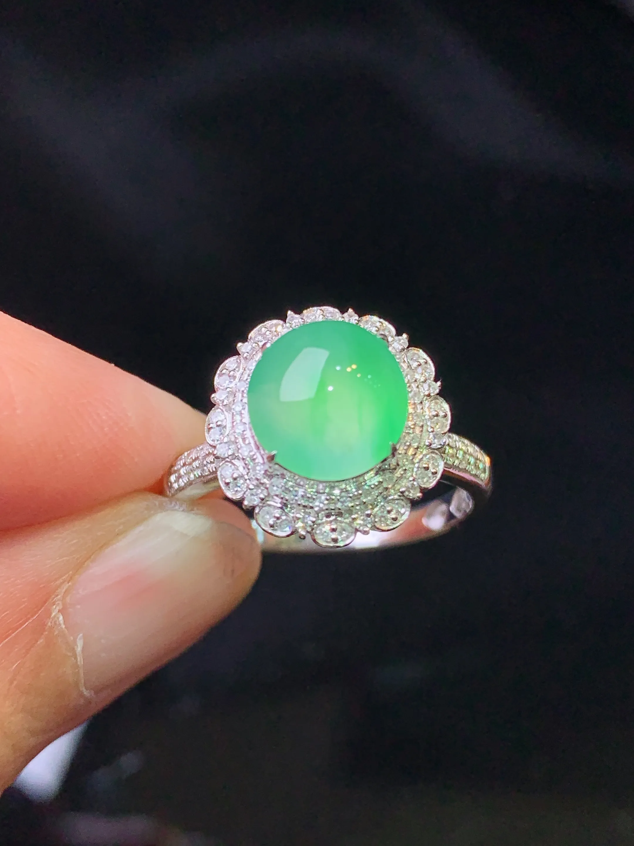 18k金钻镶嵌翠绿蛋面戒指 玉质细腻 色泽艳丽清新 圈口14 整体尺寸13.6*12.8*10