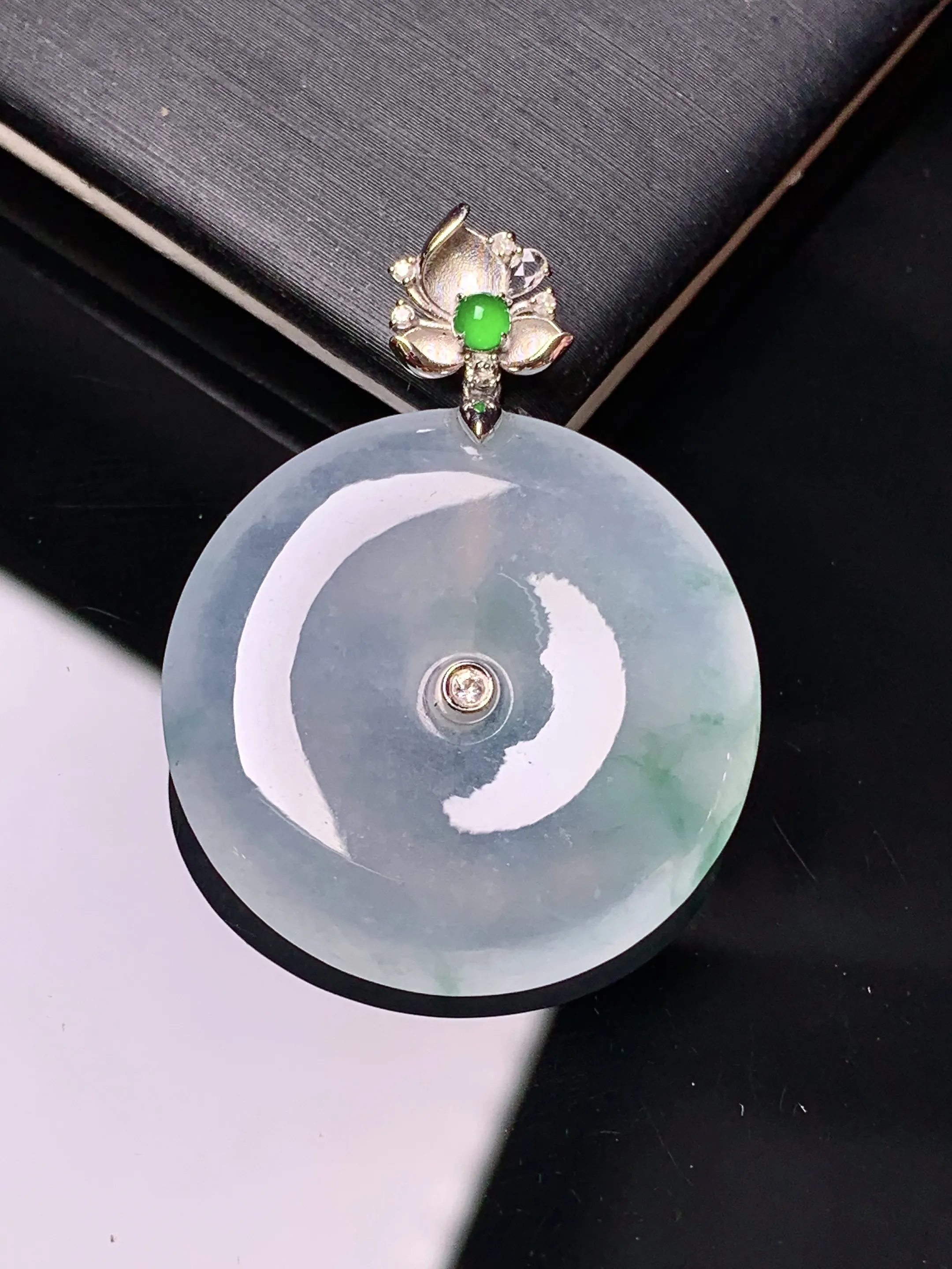 18k金镶嵌冰种平安扣吊坠 玉质细腻 色泽艳丽清新 整体尺寸34.2*25.6*4.5