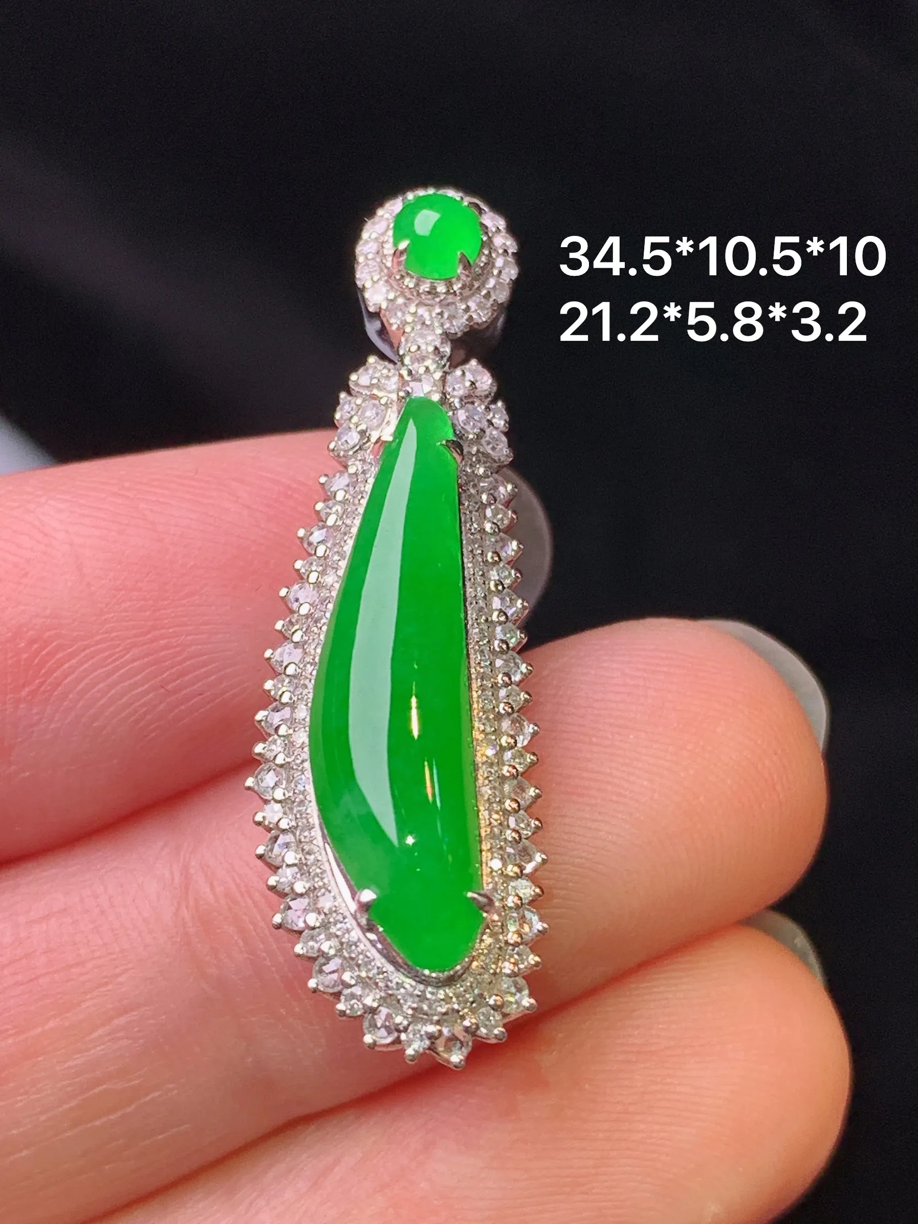 18k金钻镶嵌翠绿福瓜吊坠 玉质细腻 色泽艳丽清新 整体尺寸34.5*10.5*10