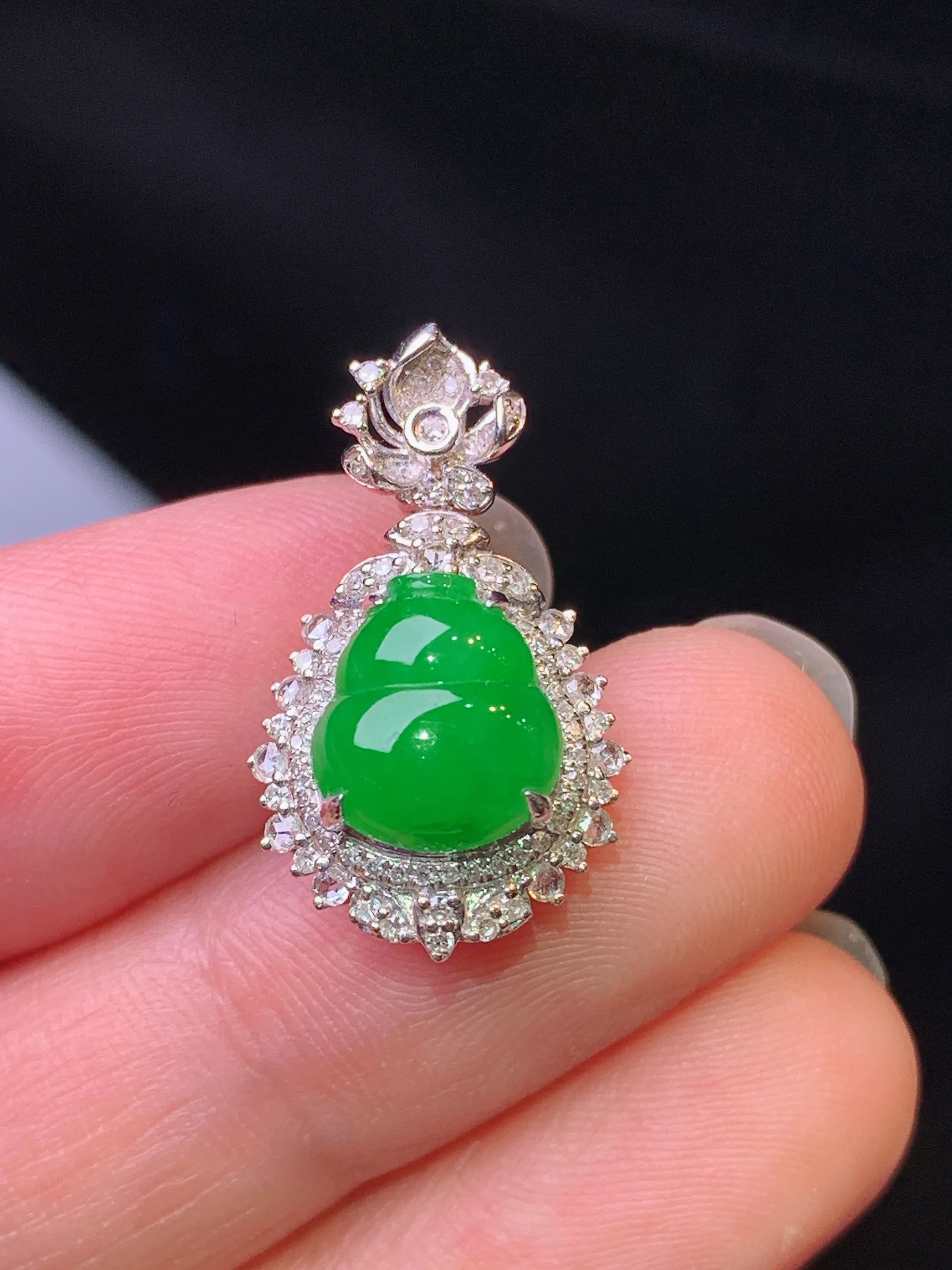 18k金钻镶嵌满绿葫芦吊坠 玉质细腻 色泽艳丽清新 整体尺寸22.5*13.2*8.8