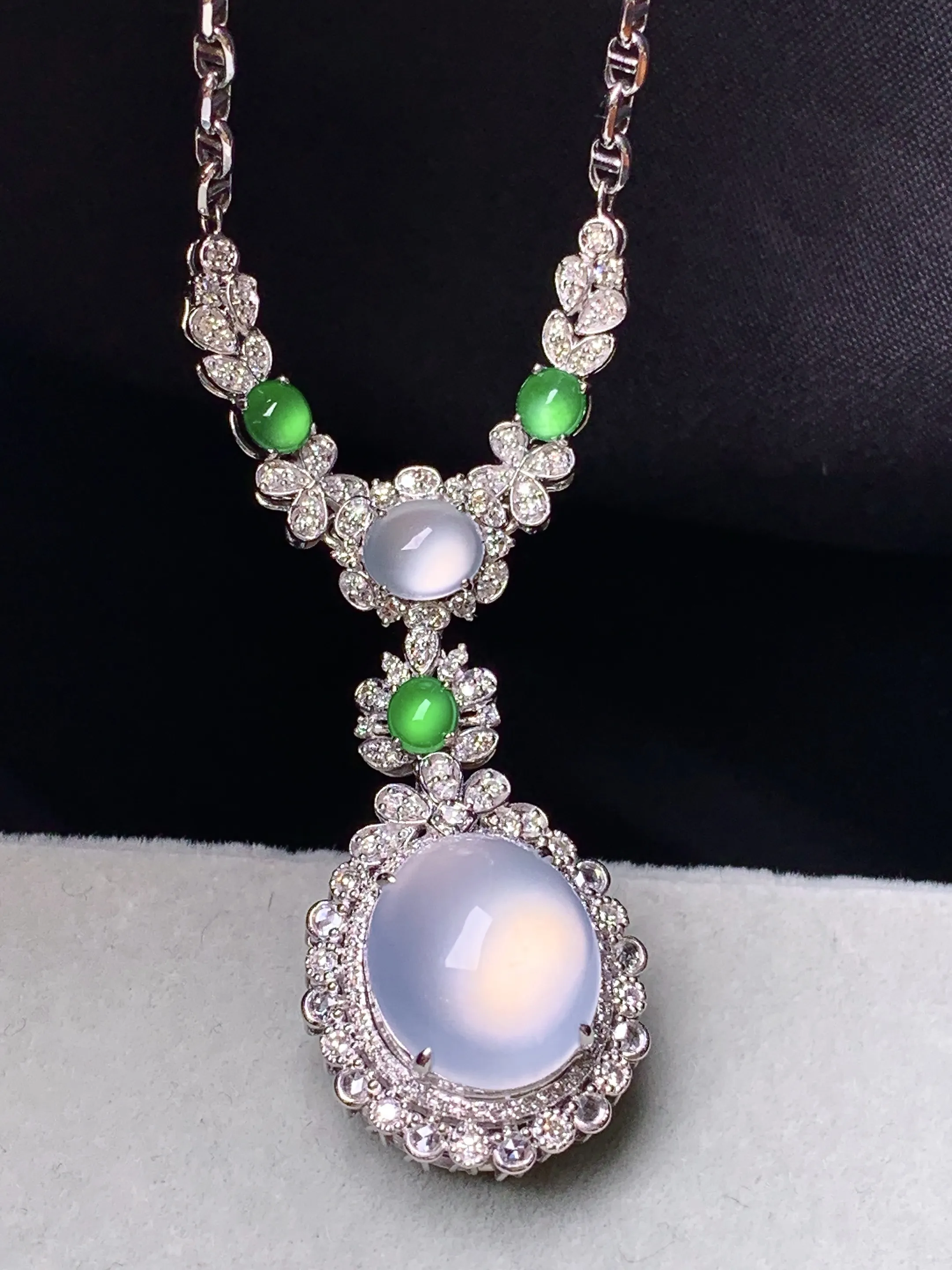 18k金钻镶嵌冰种蛋面锁骨项链 玉质细腻 色泽艳丽清新 整体尺寸49*16.2*12.6