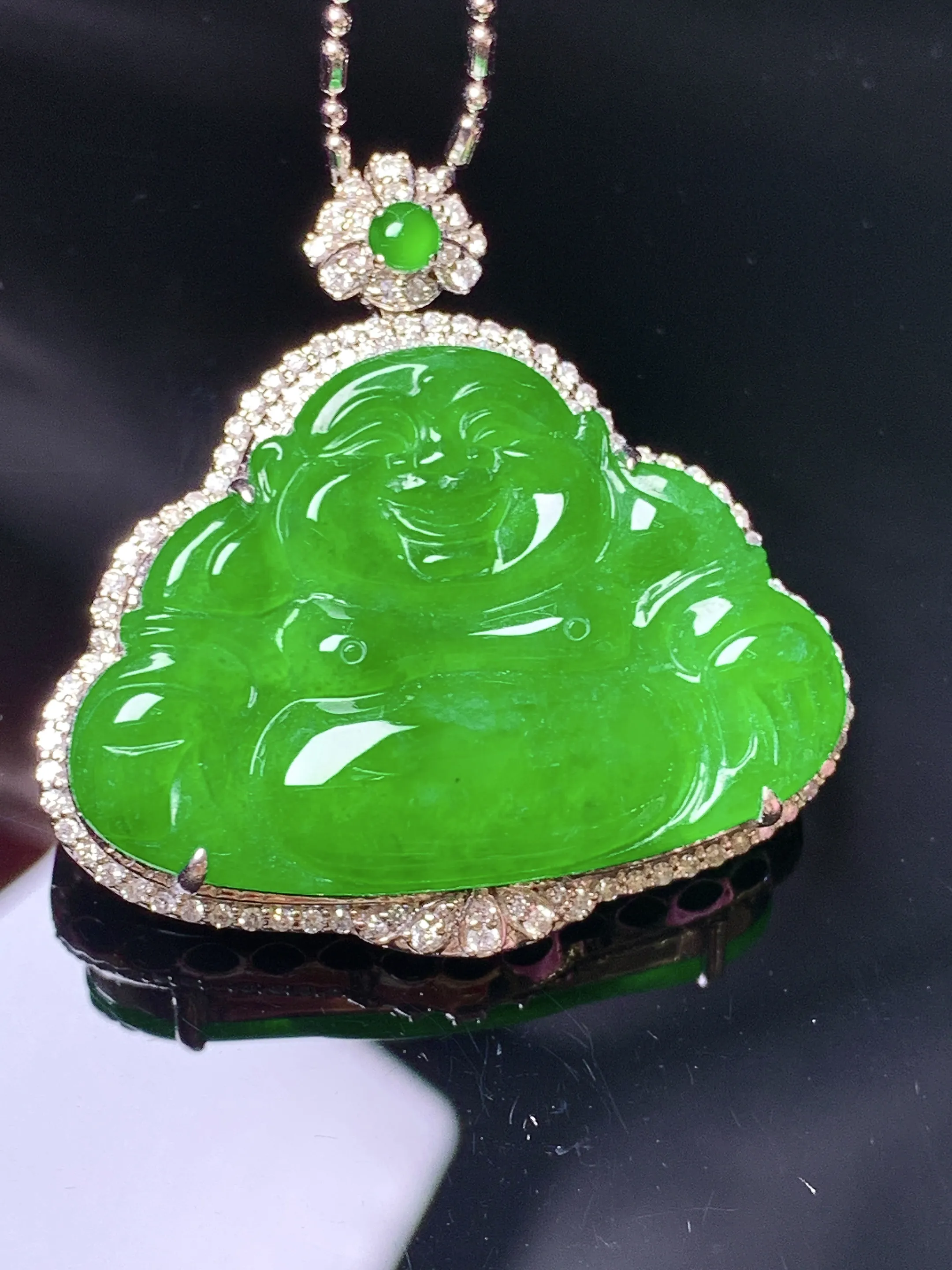 18k金钻镶嵌满绿佛公吊坠 玉质细腻 色泽艳丽清新 整体尺寸32.2*32.6*8