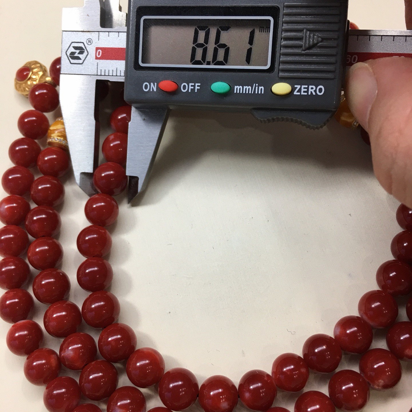 【天然日本阿卡牛血红珊瑚8.6mm圆珠108粒佛珠链】项链手链两用款！️遇不可求！日本产地，阿卡材料，深牛血红颜色，光泽柔润透亮，18 K金配件加绿松石、天珠、蜜蜡等点缀！直径约8.61-7.84mm，重量98.8克，珊瑚本为佛教珍宝，来自深海千年生长，有生长纹，属于有机宝石，气场强大，稀少珍贵！每粒均为天然无添加无修补！少虫眼少白芯！收藏精品！传承宝贝！