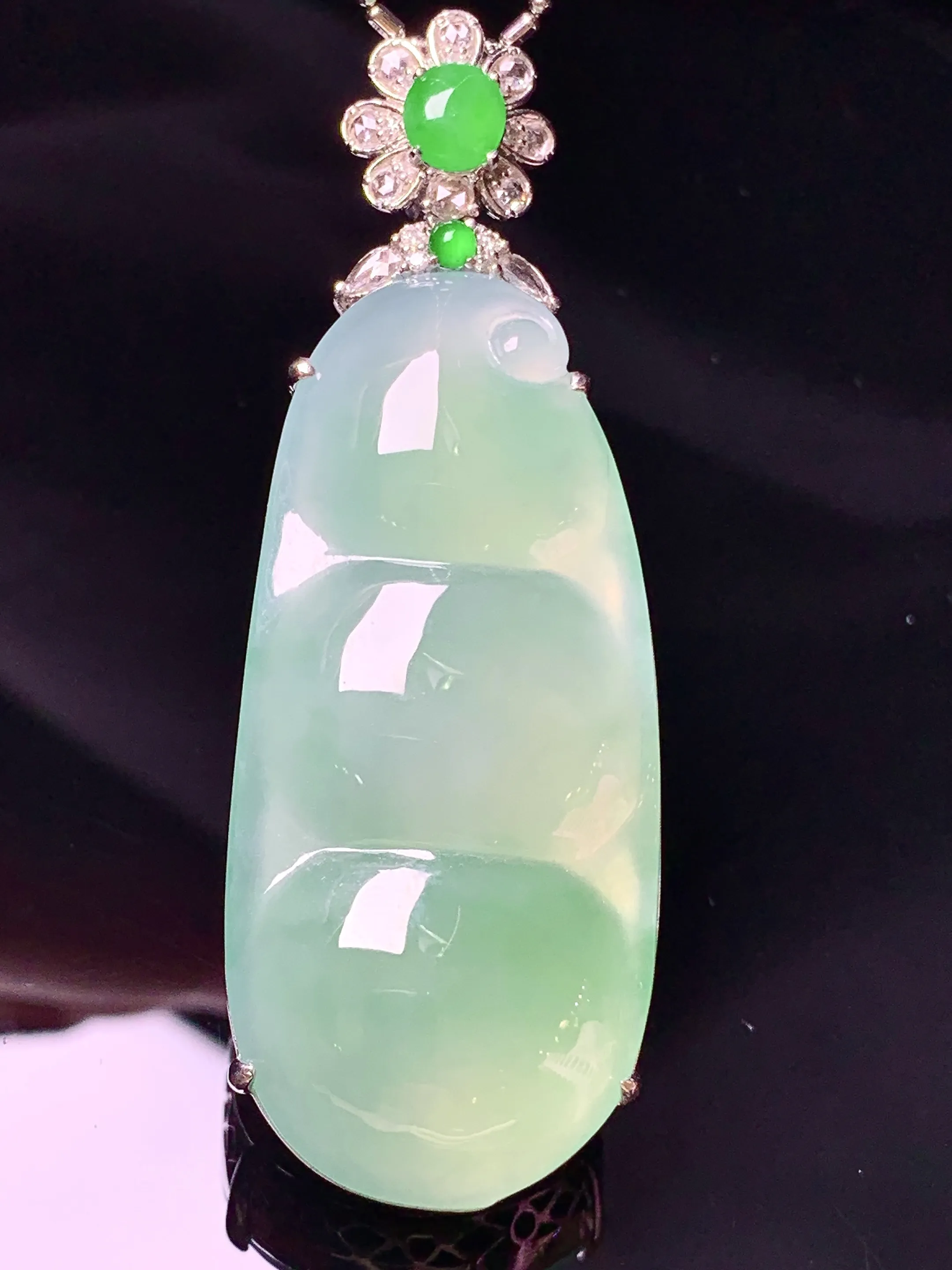 18k金钻镶嵌浅绿四季豆吊坠 玉质细腻 色泽艳丽清新 整体尺寸60.2*21.5*13.8