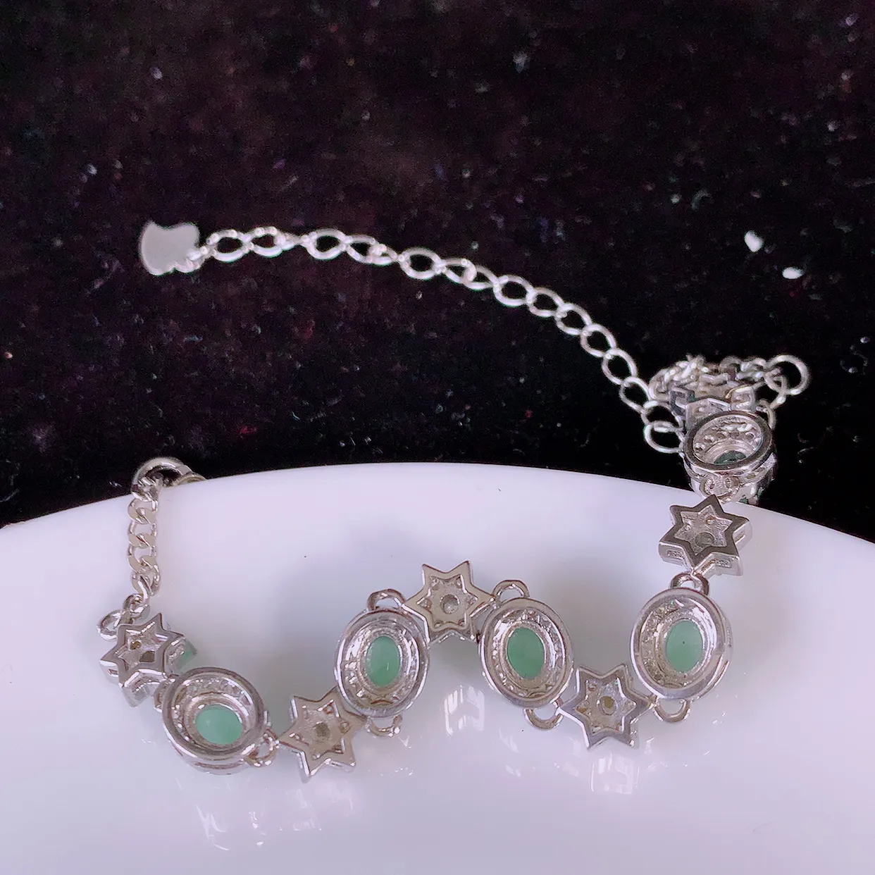冰透满绿翡翠925银镶嵌手链，自然光实拍，翠色灵动，颜色漂亮，种老水足，品相佳，佩戴佳品！#97.13取一整体7.5*6.5*5.6裸石4.5*4.5