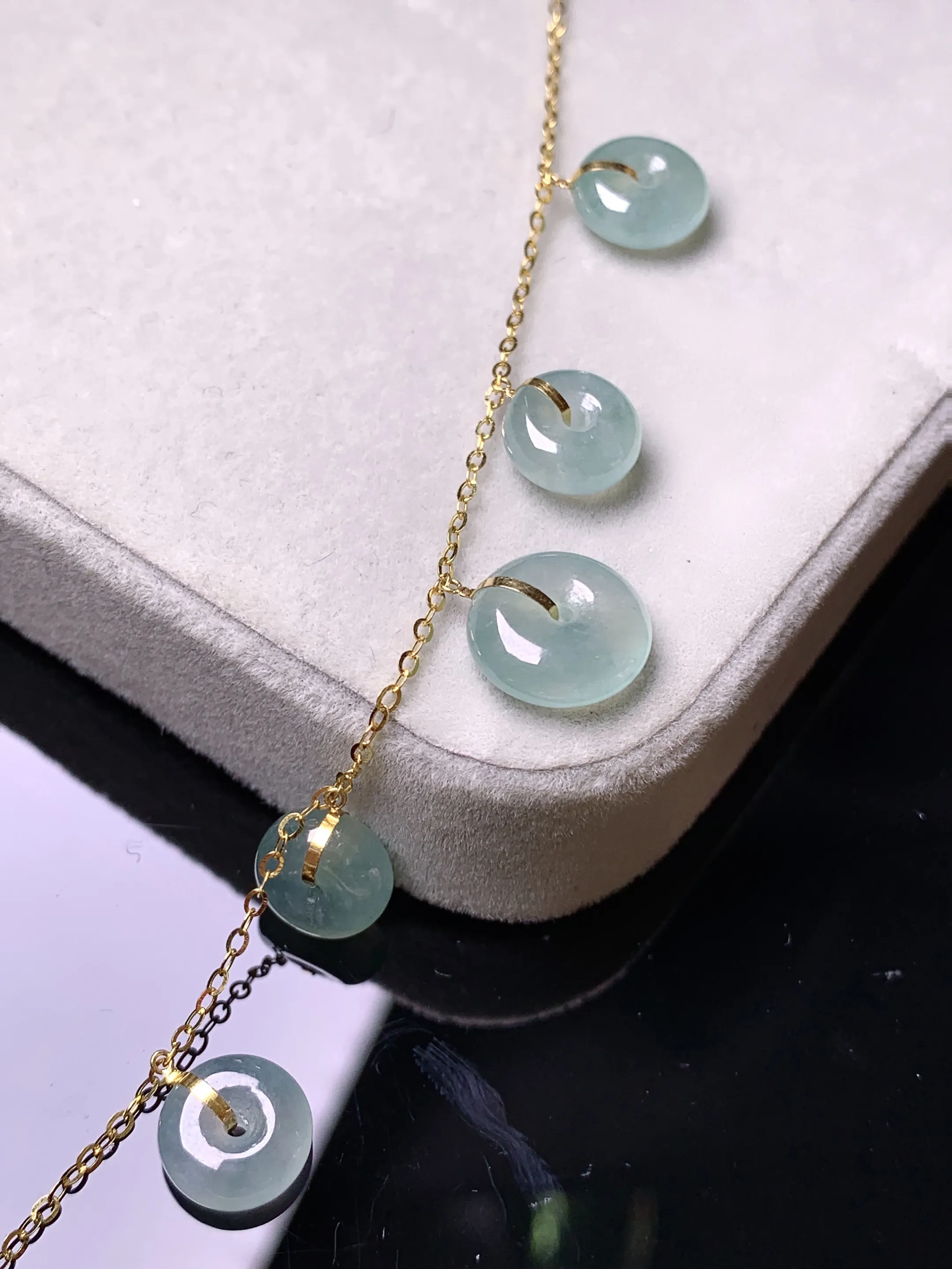 18k金镶嵌冰种平安扣手链 玉质细腻 色泽艳丽清新 整体尺寸10.3*3.6