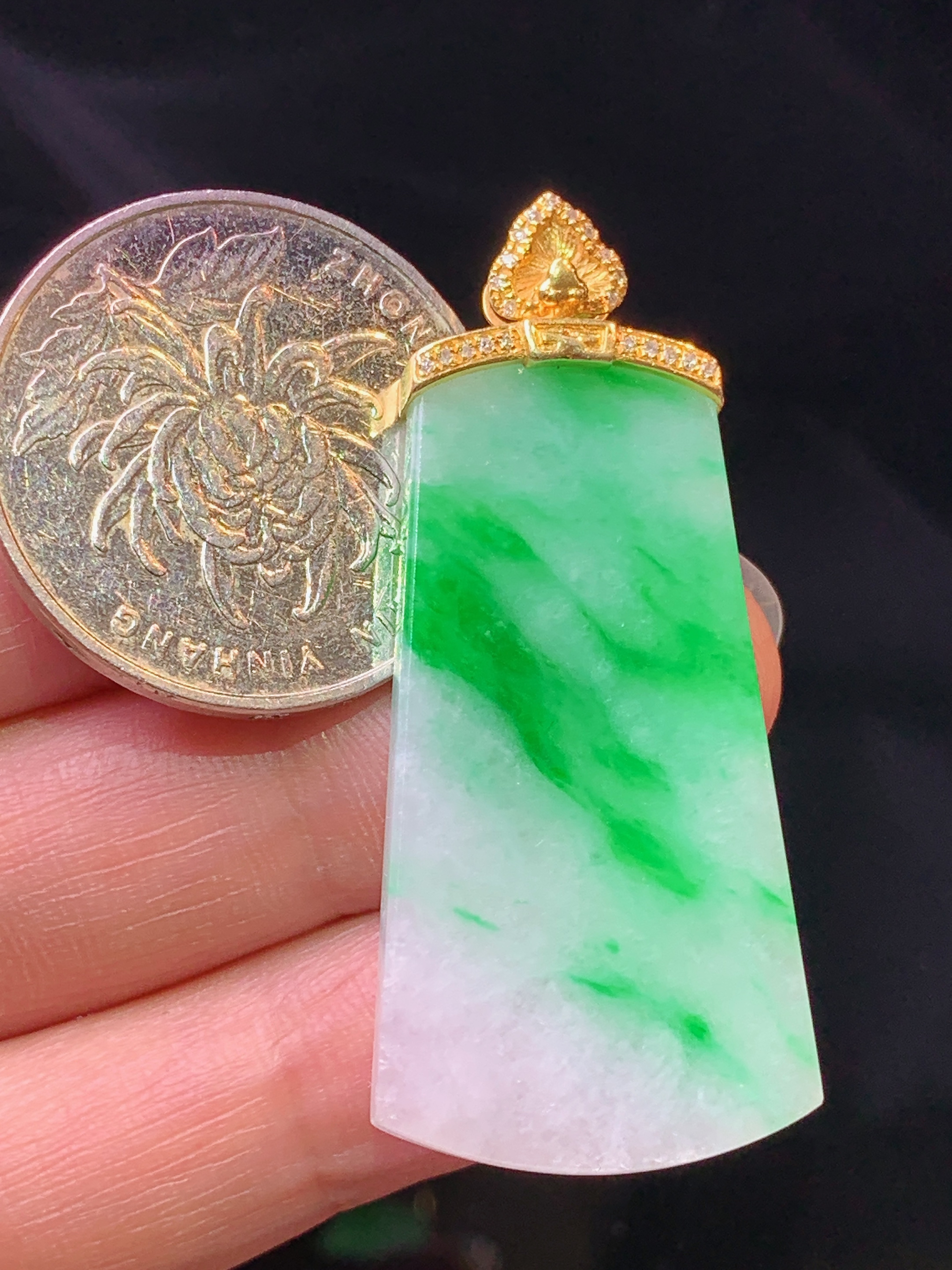 18k金钻镶嵌飘绿无事牌吊坠 玉质细腻 色泽艳丽清新 整体尺寸45*20*2.8