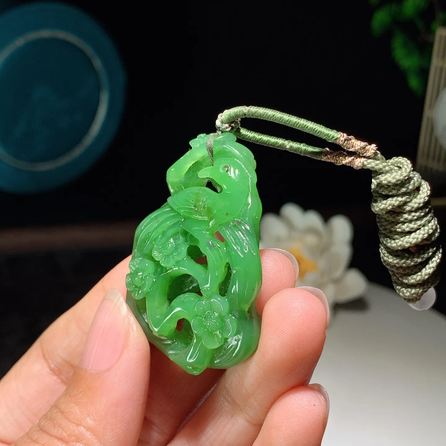 和田玉阳绿俄罗斯碧玉喜上眉梢挂件 尺寸44/30/10重16克 玉质细腻油润 底色纯净 脂粉好，品质