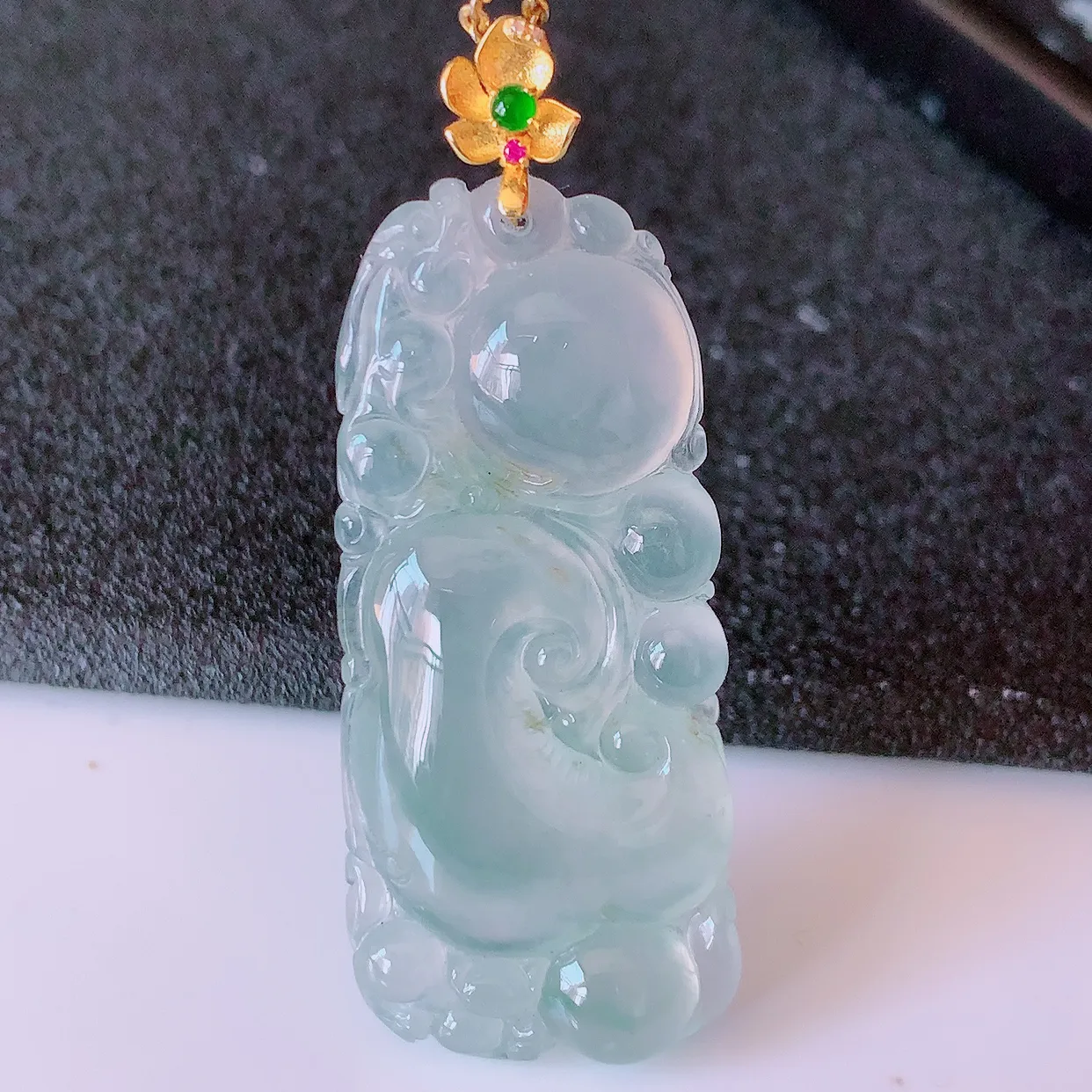 自然光实拍，18K金镶嵌冰种翡翠如意吊坠，简单的镶嵌设计、让玉坠百搭又精致，寓意着吉祥，事事如意！#