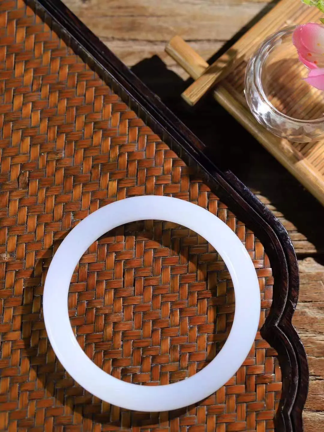 【婉约佳人.手镯】

精品和田玉白玉手镯 玉质温润细腻 油性十足 手感舒适，高华雅逸，线条流畅，简约大气，美自天成，素雅高贵。佩戴于腕间，婉约之美，举手投足间透出那份低调奢华。重26.5克 内径54mm  尺寸6.3-8mm   FDA-66151433