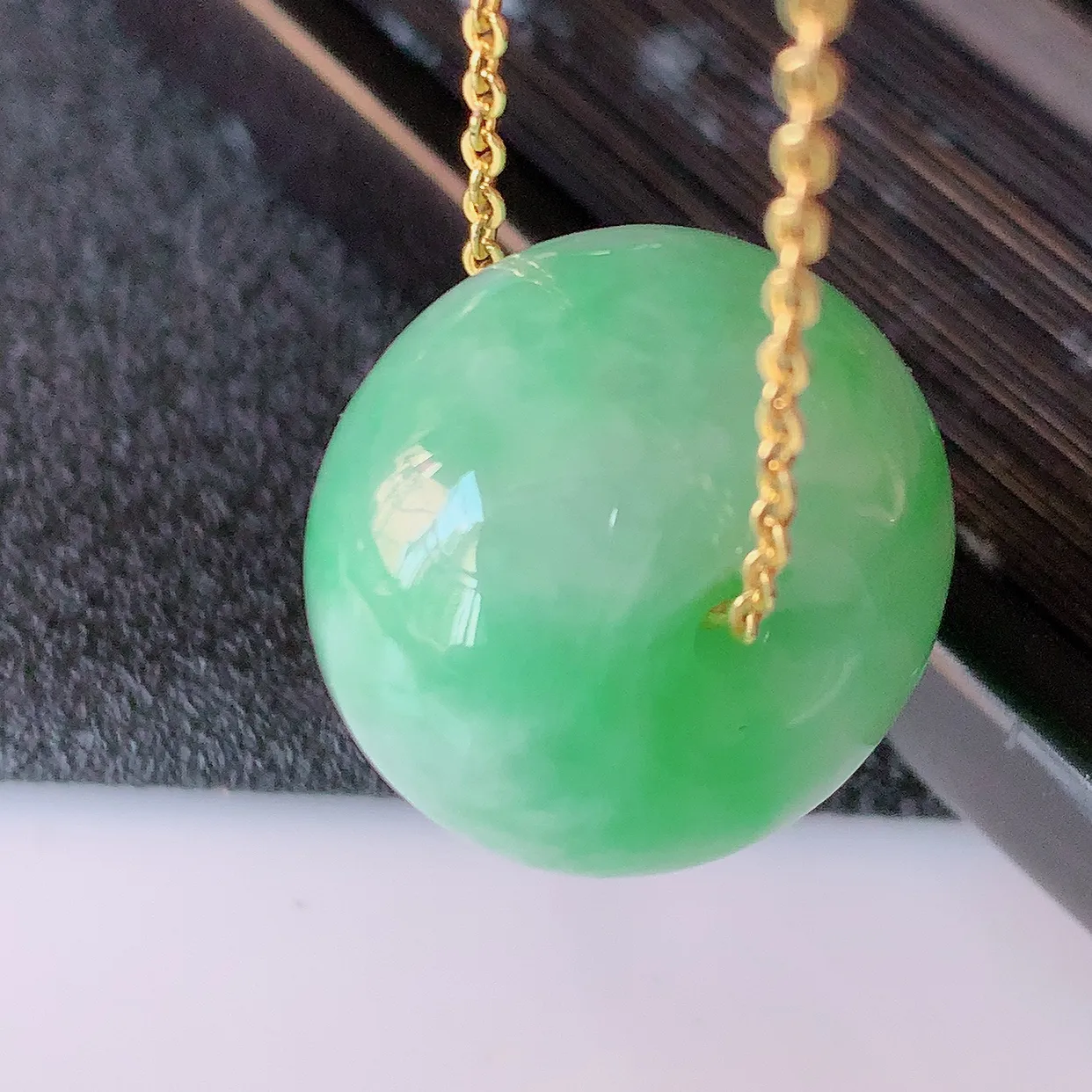 自然光实拍，冰润飘绿翡翠路路通吊坠，寓意好运连连，路路畅通，经典款式，财运滚滚，路路通，佩戴效果更好！配图银链子#05.13