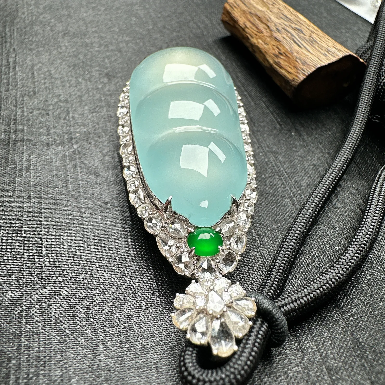 【冰种巨无霸福豆吊坠】天空蓝老料，起钢光，种地上乘，冰感十足，通透起光，饱满圆润，收藏品质，18k金钻镶嵌，裸石尺寸46.8*20.5*9毫米