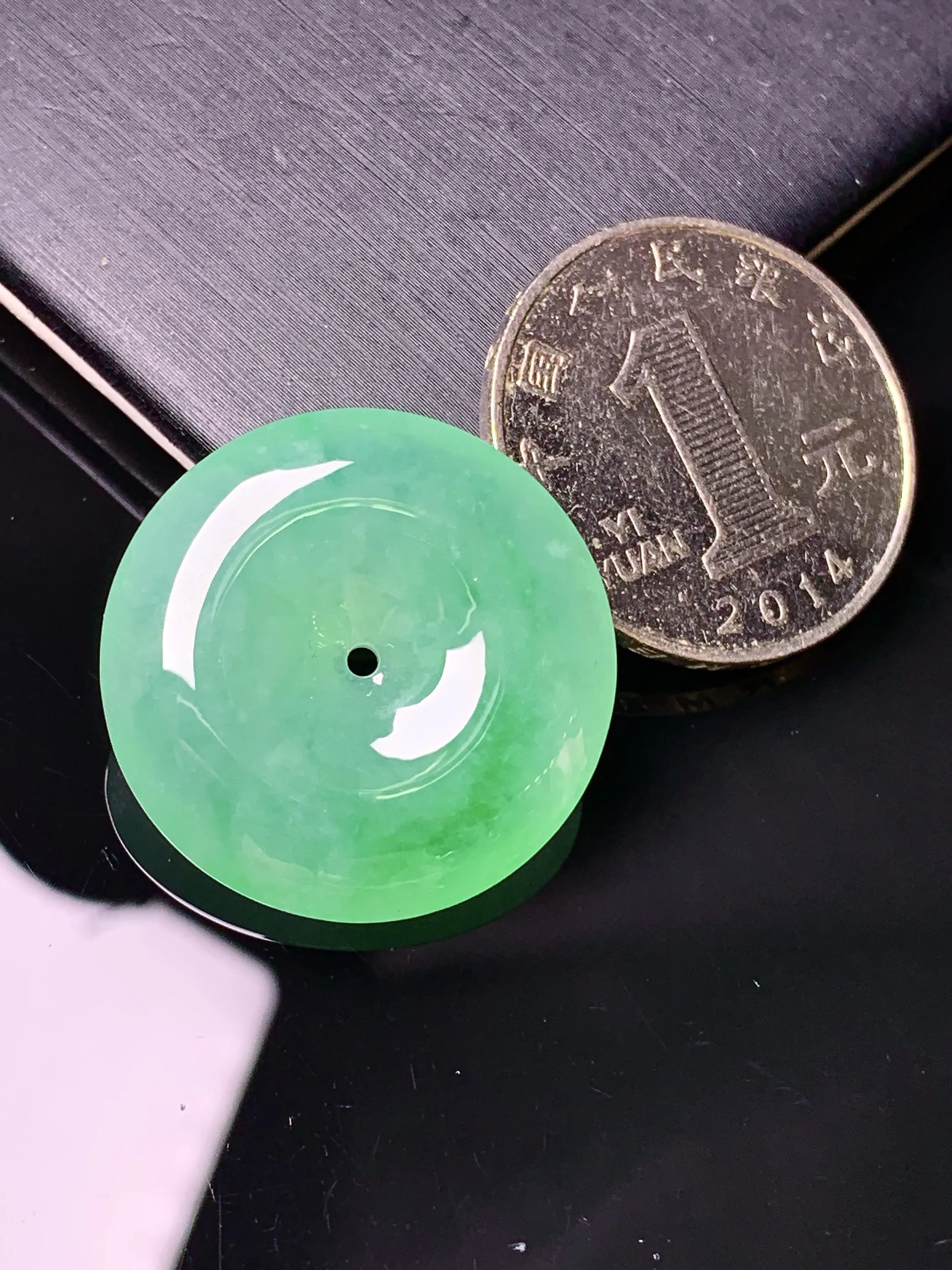 翠绿平安扣吊坠 玉质细腻 色泽艳丽清新 整体尺寸25.5*5.8