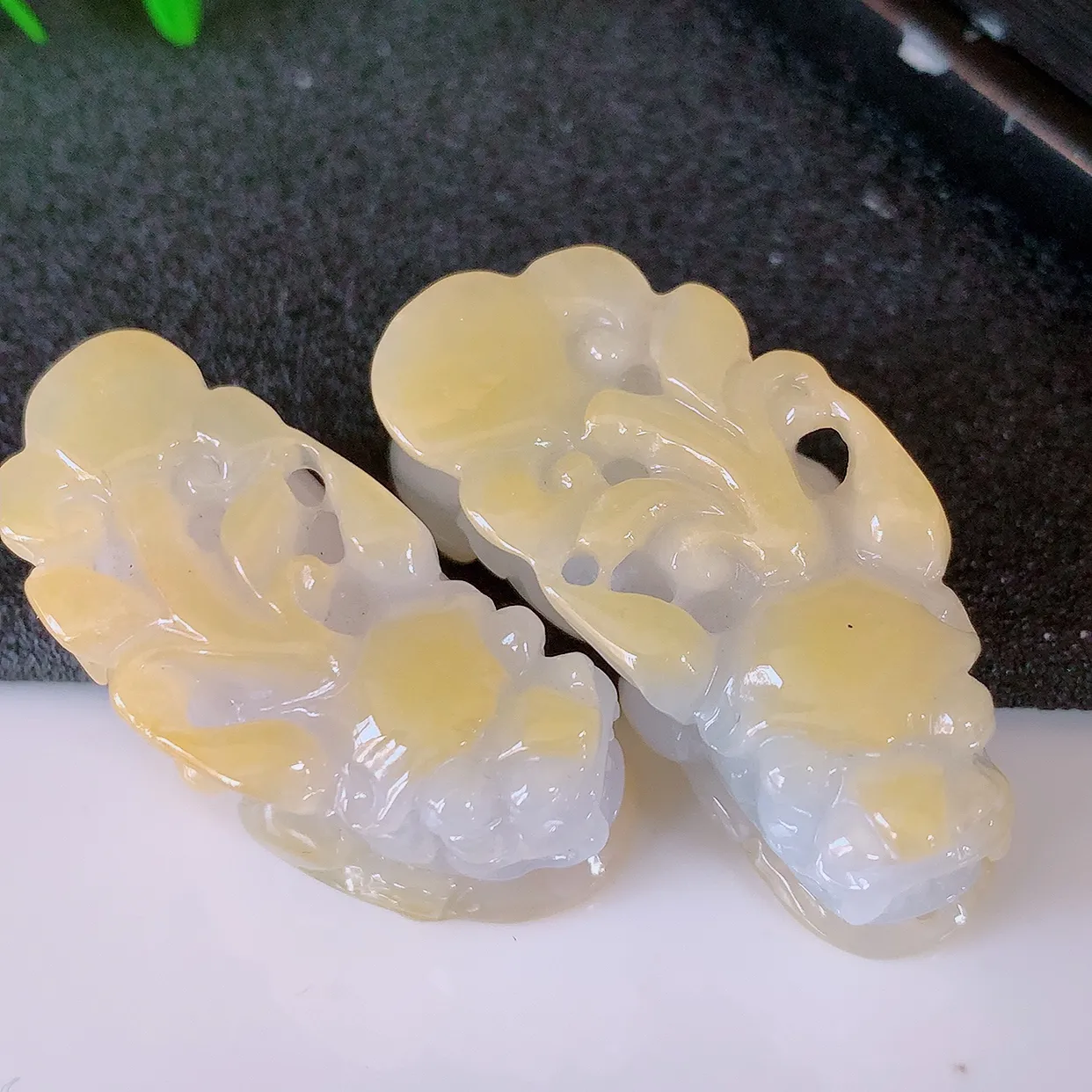 自然光实拍，冰润黄翡双彩翡翠一对招财貔貅吊坠，民间有“一摸貔貅运程旺盛，再摸貔貅财运滚滚，三摸貔貅平步青云 ”的美好祝愿。#41.13尺寸37.5*16.8*15.5，35-15.5-16
