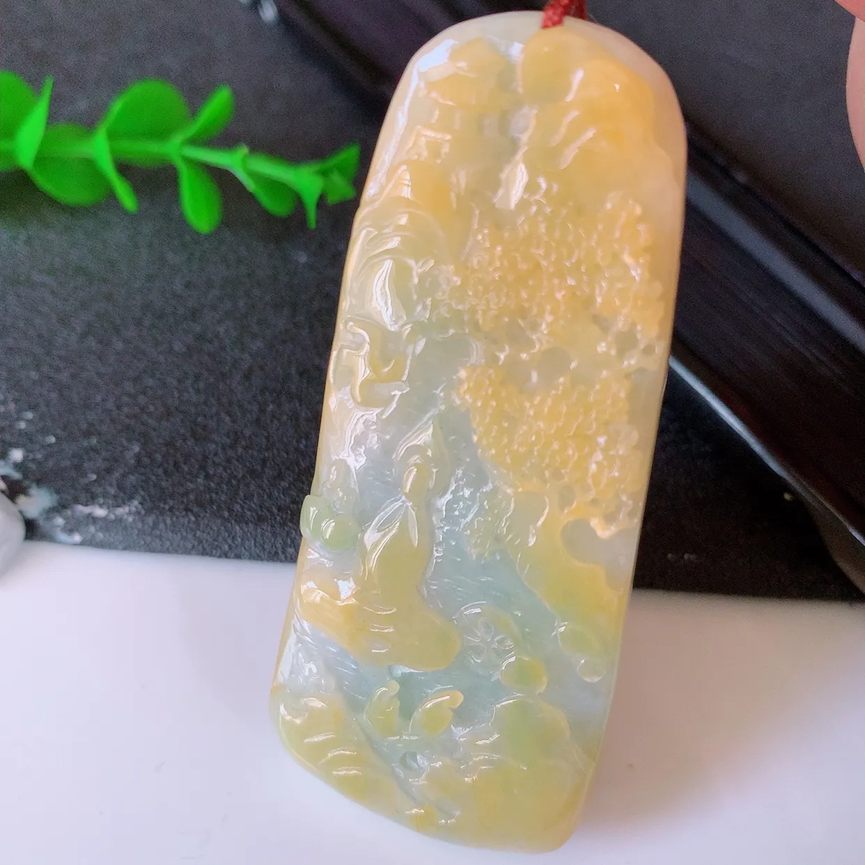 自然光实拍，冰润黄翡双彩翡翠悟道吊坠，悟道寓意“祥和，安宁，吉祥，幸福”，佩戴效果优雅迷人，性价比超