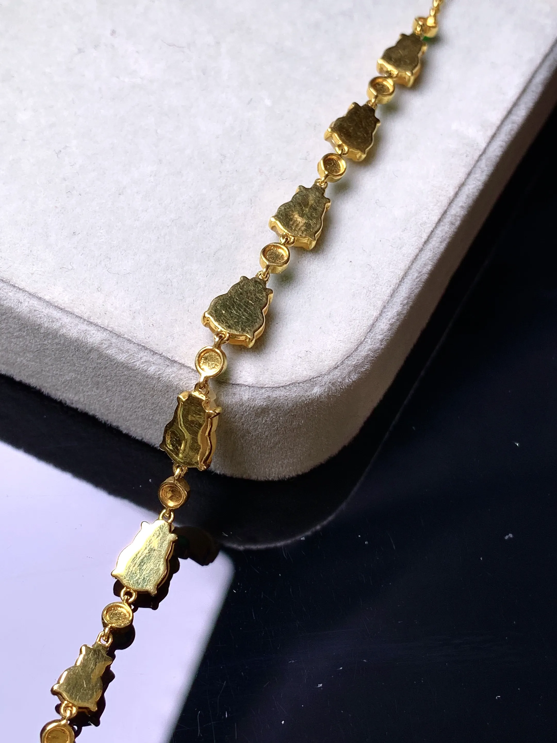 18k金镶嵌黄翡葫芦手链 玉质细腻 色泽艳丽清新 整体尺寸7.8*5.8*2.6