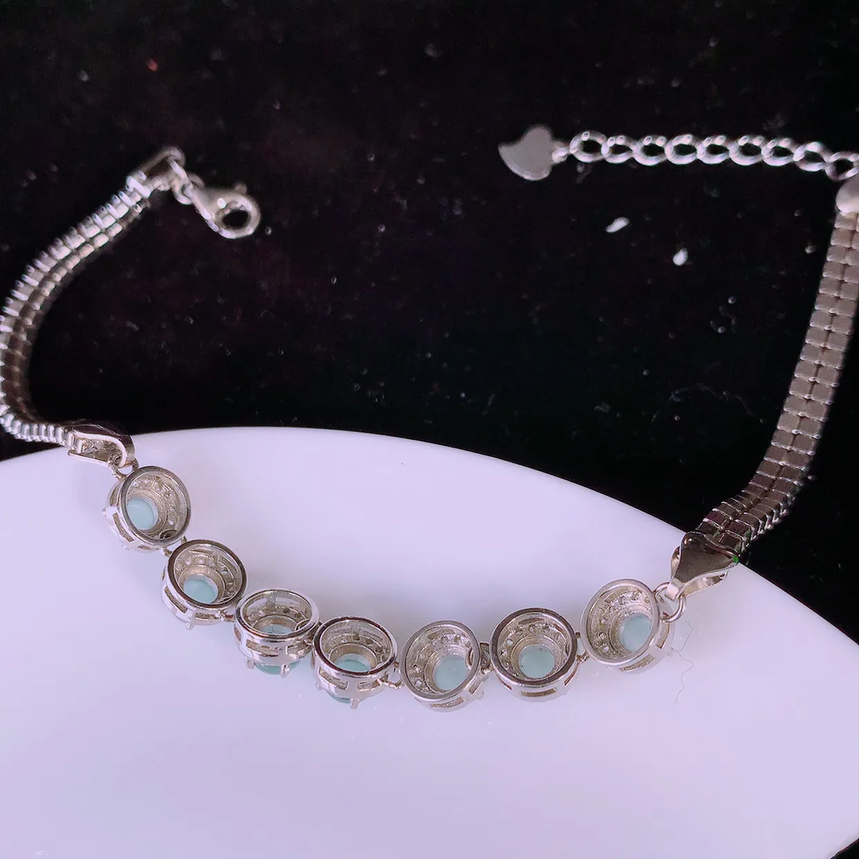 冰透满绿翡翠925银镶嵌手链，自然光实拍，翠色灵动，颜色漂亮，种老水足，品相佳，佩戴佳品！#97.13取一整体6.6*6.6*5.5裸石4-4