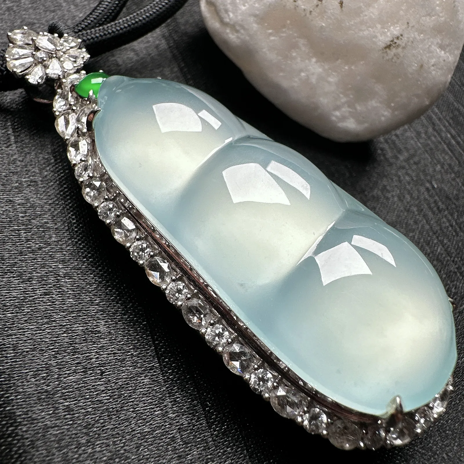 【冰种巨无霸福豆吊坠】天空蓝老料，起钢光，种地上乘，冰感十足，通透起光，饱满圆润，收藏品质，18k金钻镶嵌，裸石尺寸46.8*20.5*9毫米