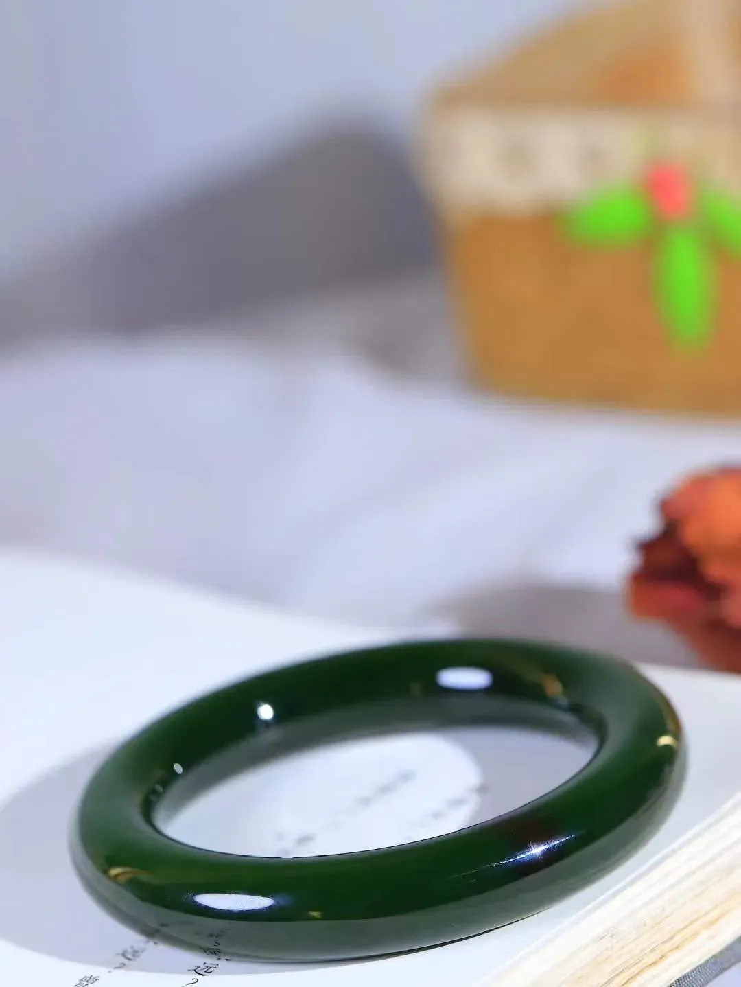 【温润如心.镯】

收藏级臻品和田玉碧玉圆条手镯，精选上等碧玉料，色泽清透，质地细腻。佩戴它，感受千年玉文化的温润与优雅，愿它为您带来平安与幸福。重79.5克  尺寸56-12.6-12mm  10101311A