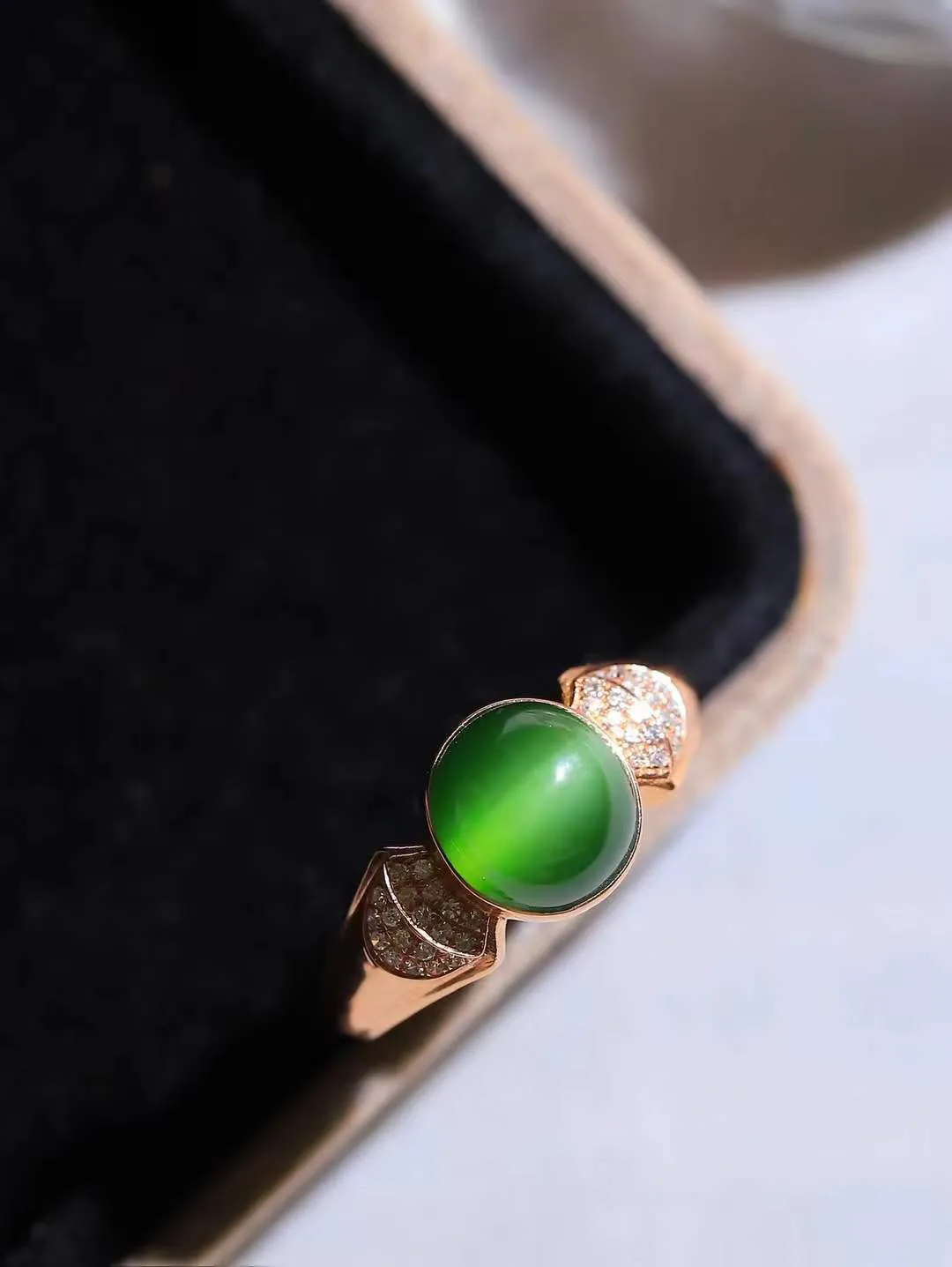 【金镶玉.戒指】

精品和田玉碧玉猫眼18k金镶嵌戒指 玉质细腻温润 油性十足 ，不论时光如何流转变化，这枚戒指始终闪耀着最初的光芒。精工镶嵌18K金 （保真金 可检测贵金属18K金） 重2.6克 尺寸17-8.5-7.8mm 78171455A