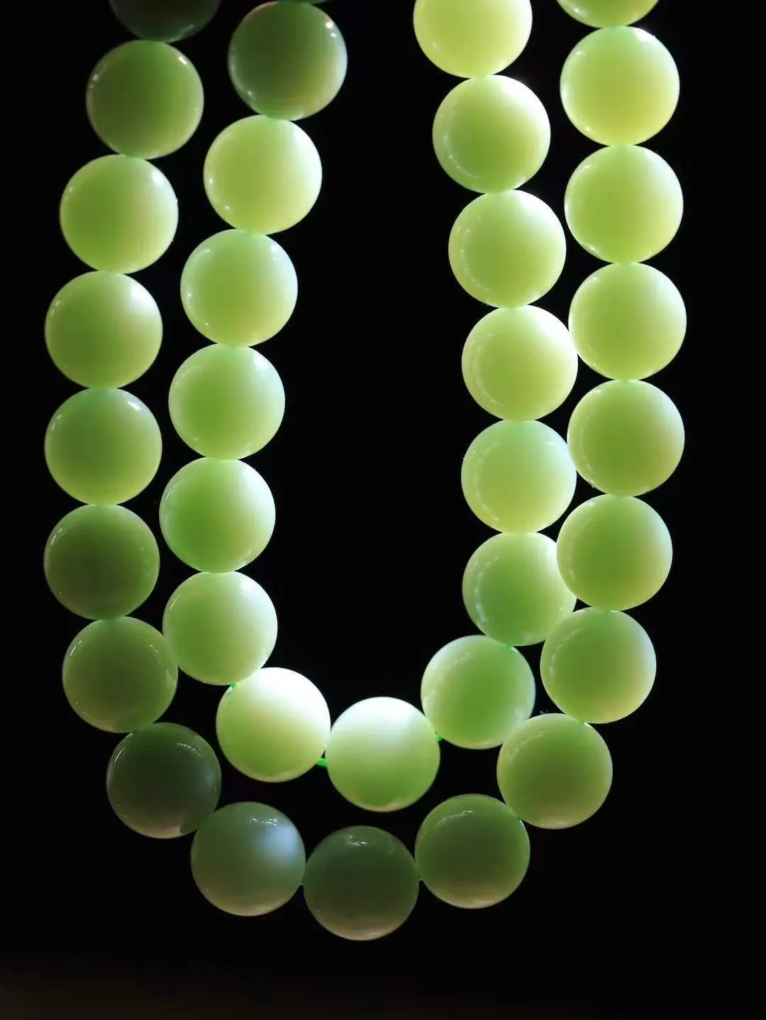 【珠圆玉润.项链】

收藏级臻品️和田玉碧玉猫眼珠圆玉润项链 玉质温润细腻  整串打磨圆润，佩戴舒适。珠珠落玉盘，间关莺语花底滑，一生美好时光，无论身在何处，都有它相伴相守。事事顺遂，幸福美满，吉祥如意。重113.5克 尺寸取一12mm  79171378A