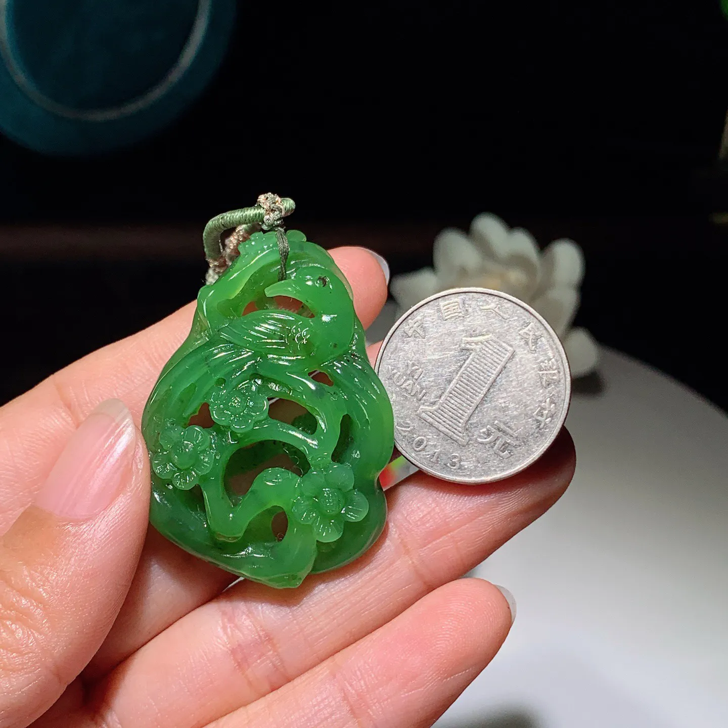 和田玉阳绿俄罗斯碧玉喜上眉梢挂件 尺寸44/30/10重16克 玉质细腻油润 底色纯净 脂粉好，品质好。lt260114