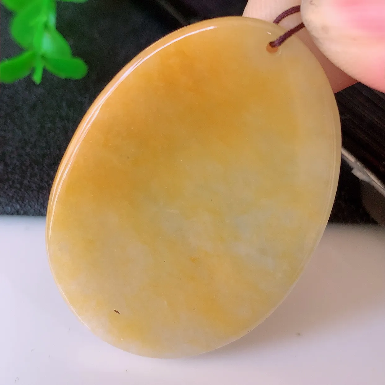 自然光实拍，冰润黄翡双彩翡翠关公吊坠。翡翠关公是生意人喜爱的财神爷，助您财运亨通，步步高升，关公威风凛凛中蕴含宽厚仁慈，质地细腻，佩戴上身非常大气！#60.13