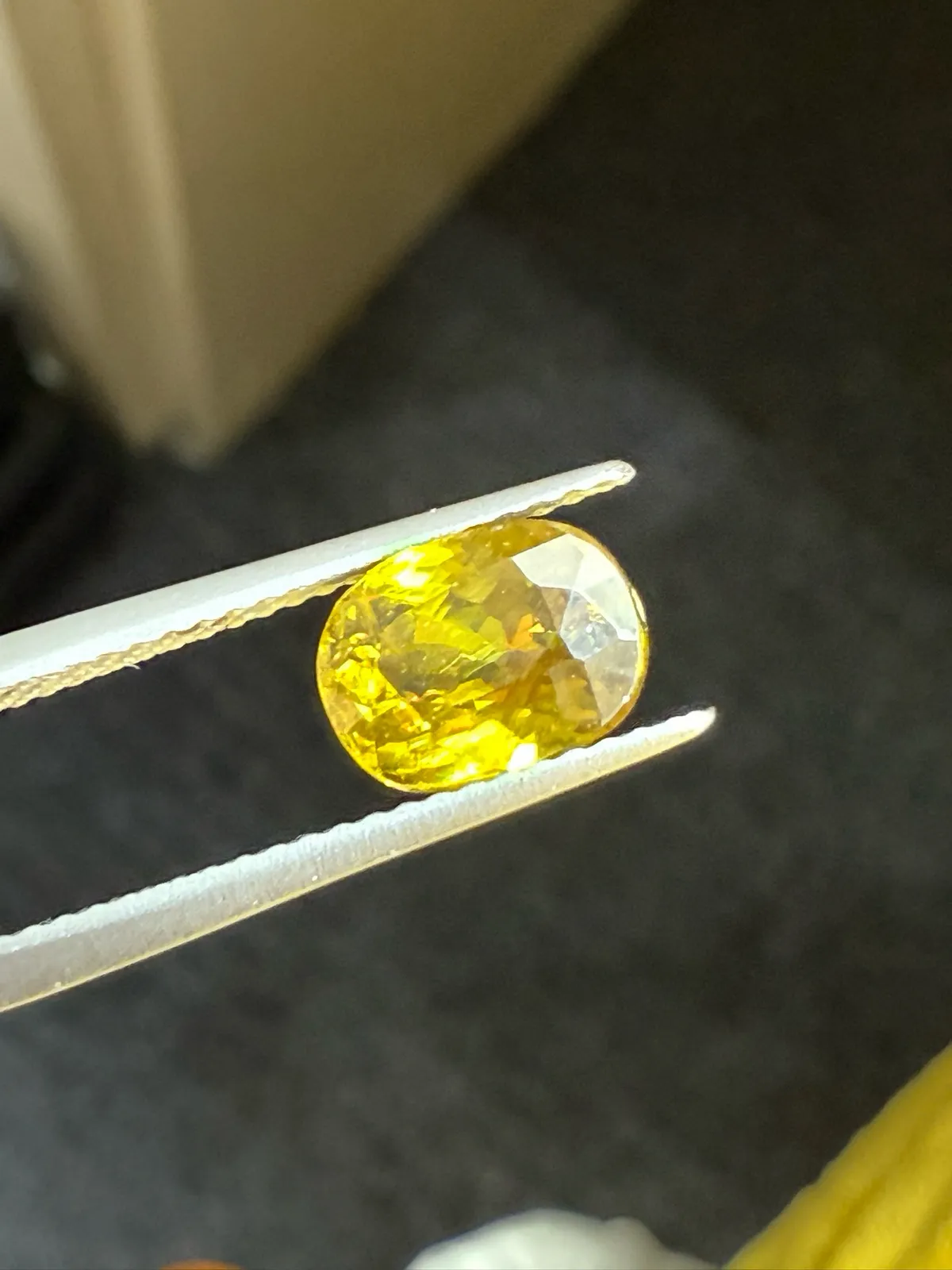 2.135克拉天然榍石戒面裸石，颜色超美，火彩超好，尺寸：8.3*6.2*.4.7mm