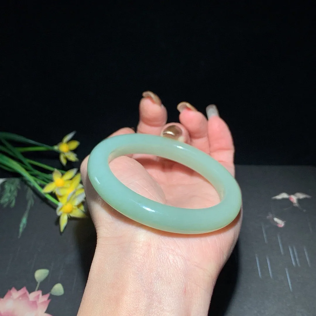 和田玉56圈口且末蓝手镯！玉质细腻油润 底色纯净 无裂无杂 脂粉好，品质高。