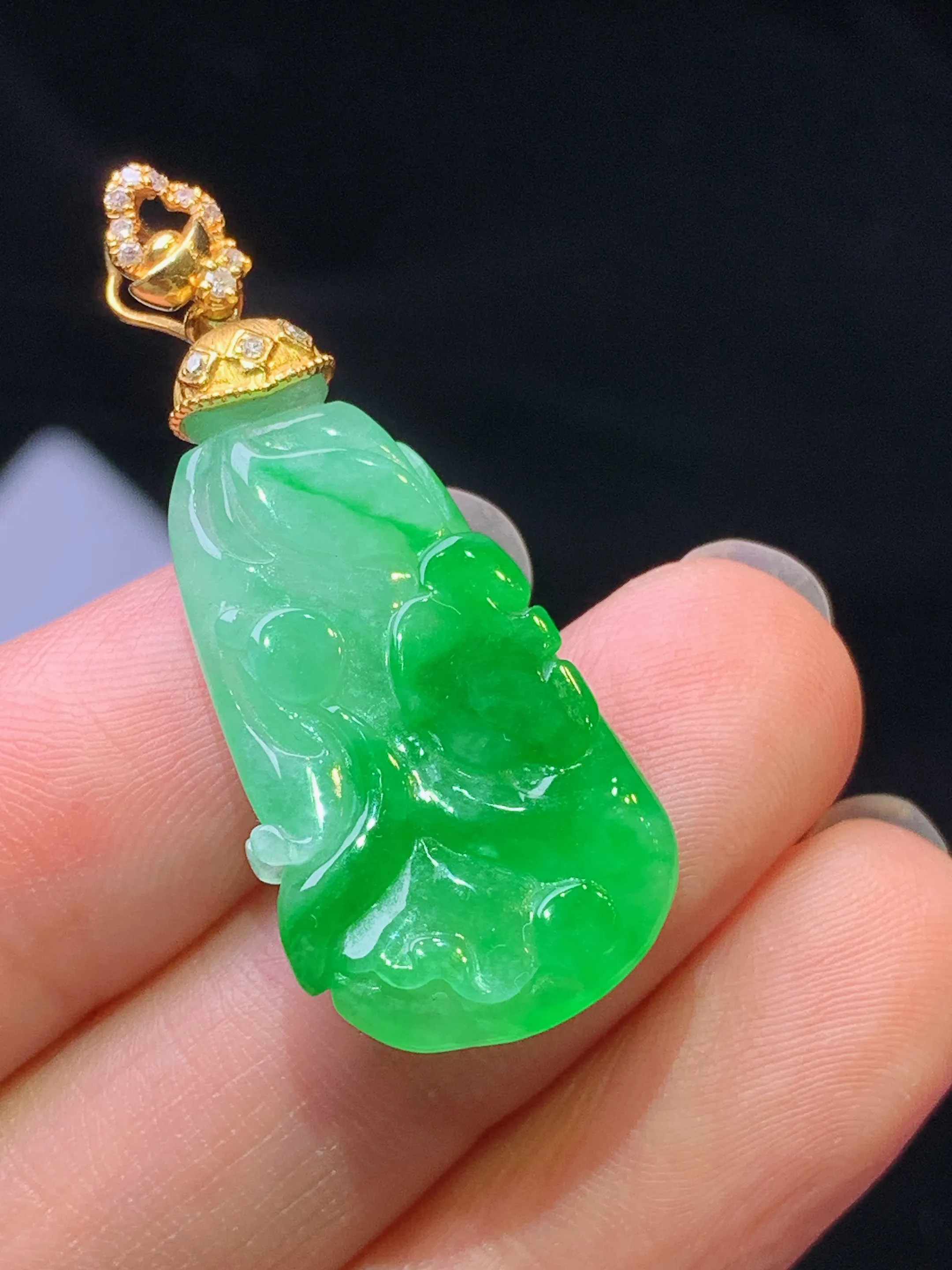 18k金钻镶嵌翠绿白菜吊坠 玉质细腻 色泽艳丽清新 整体尺寸37.2*15.8*5
