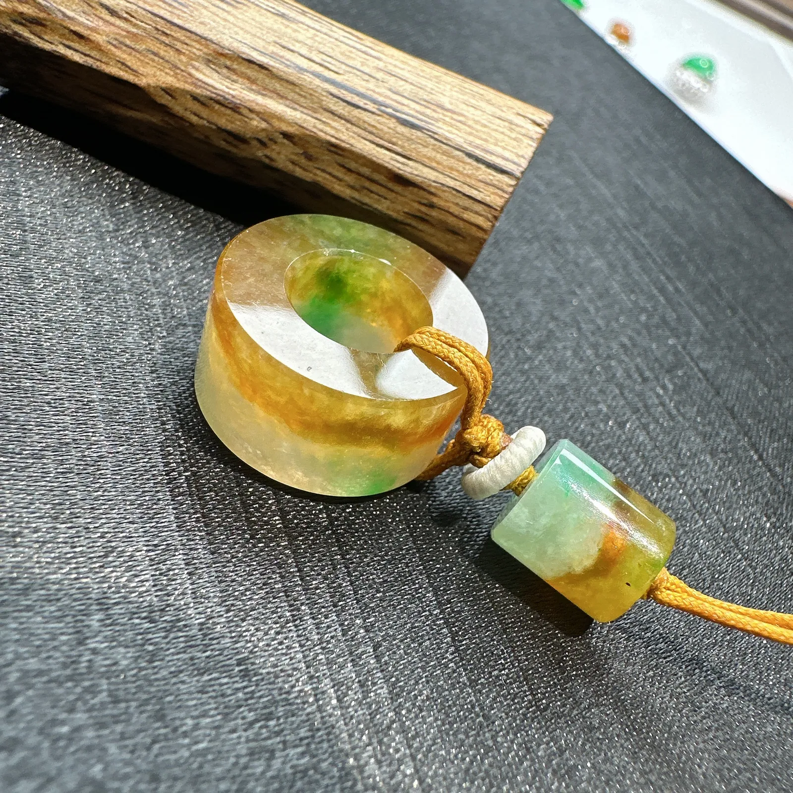 【冰雕种三彩路路通】冰润细腻，起明显的胶感，质地很不错。颜色艳丽，顶珠尺寸8.7*7.9毫米