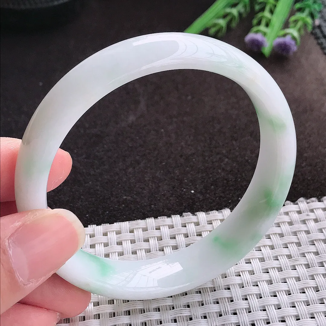 实拍A货翡翠60/14.3/7.3老坑秀气温润飘绿手镯宽边翡翠玉镯女款