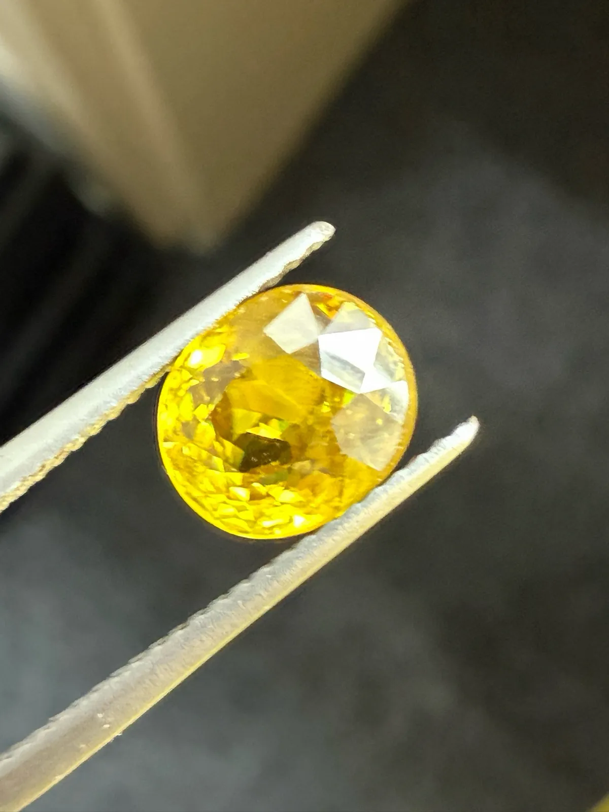 2.455克拉天然榍石戒面裸石，颜色超美，火彩超好，尺寸：8.1*6.8*5mm