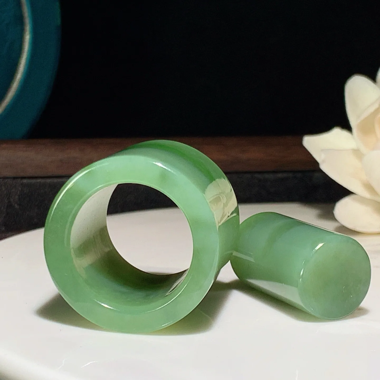 和田玉白飘阳绿俄罗斯碧玉扳指 内径21.5尺寸30/4重54.5克 玉质细腻油润 底色纯净 脂粉好，品质好。lt260114