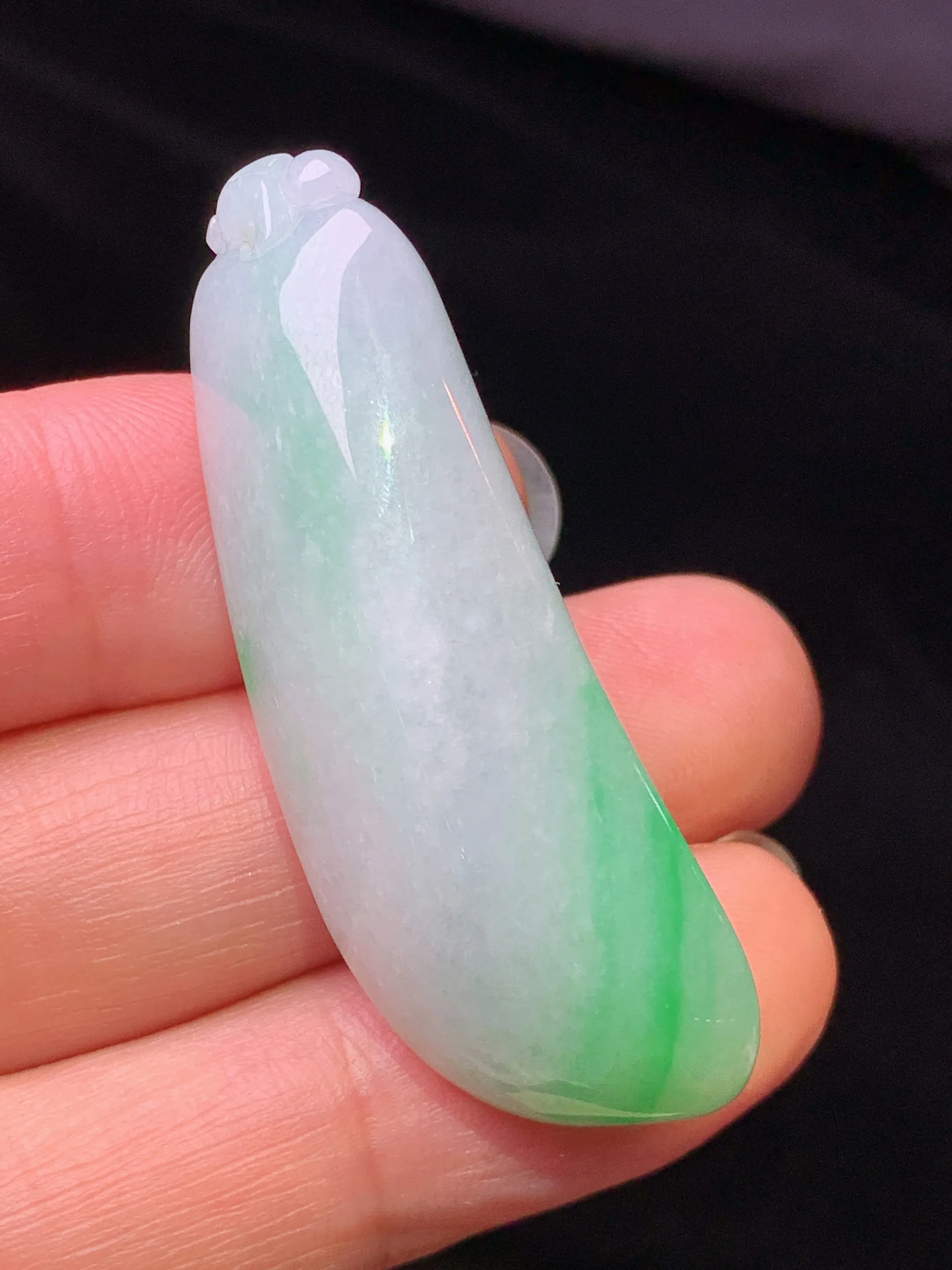 飘花福瓜吊坠 玉质细腻 色泽艳丽清新 整体尺寸45*16*12.2