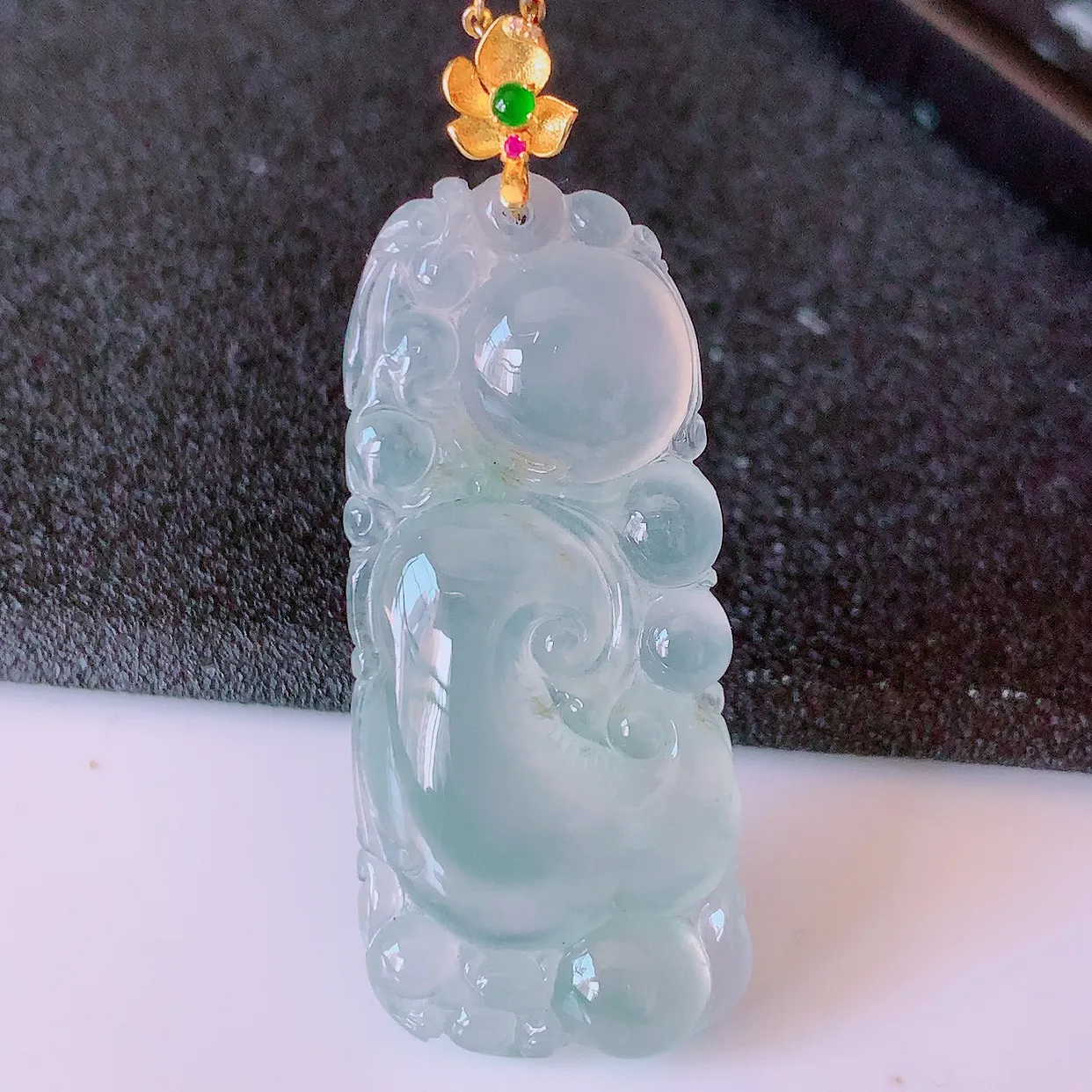 自然光实拍，18K金镶嵌冰种翡翠如意吊坠，简单的镶嵌设计、让玉坠百搭又精致，寓意着吉祥，事事如意！#1.13整体47.5裸石40*18*6.5