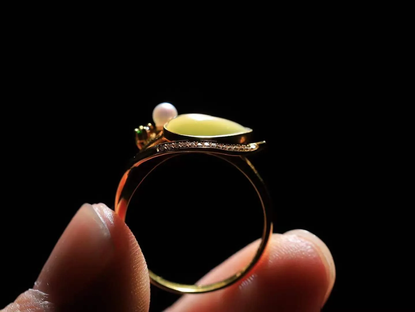 【金镶玉.戒指】

精品和田玉碧玉猫眼18k金镶嵌戒指 玉质细腻温润 油性十足 ，不论时光如何流转变化，这枚戒指始终闪耀着最初的光芒。精工镶嵌18K金 （保真金 可检测贵金属18K金） 重2.8克 尺寸17.4-11.5-7.7mm 78171455A