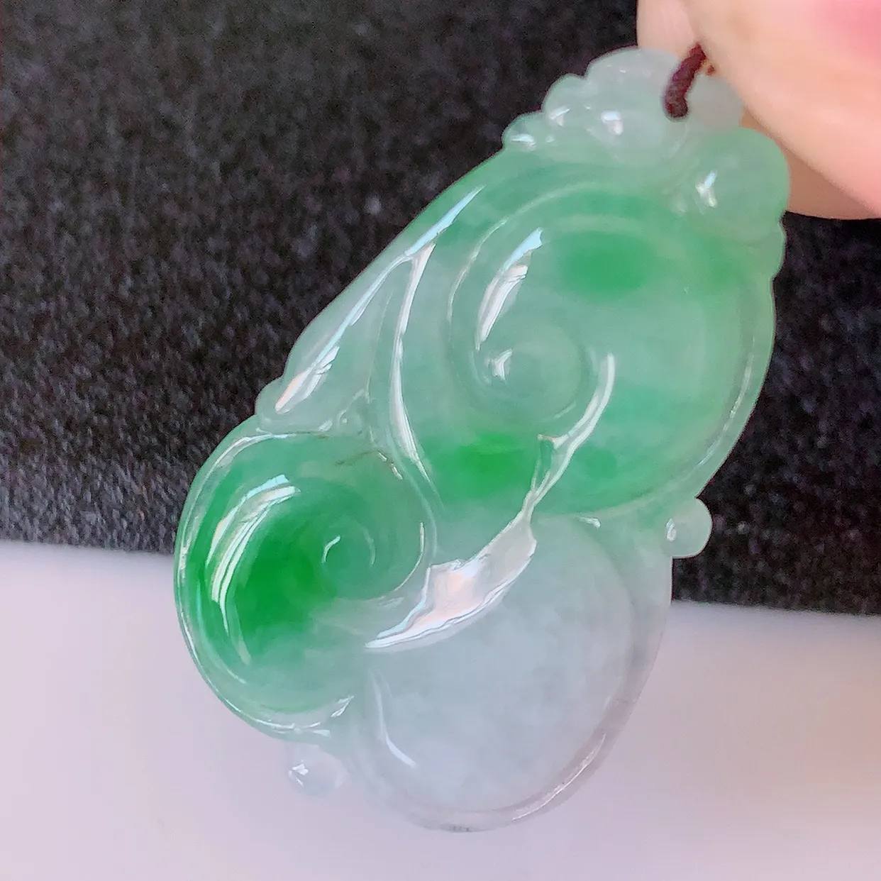 自然光实拍，冰润飘绿翡翠如意吊坠，上身效果非常美，饱满大气，工艺美，万事如意，如意一生，#41.13