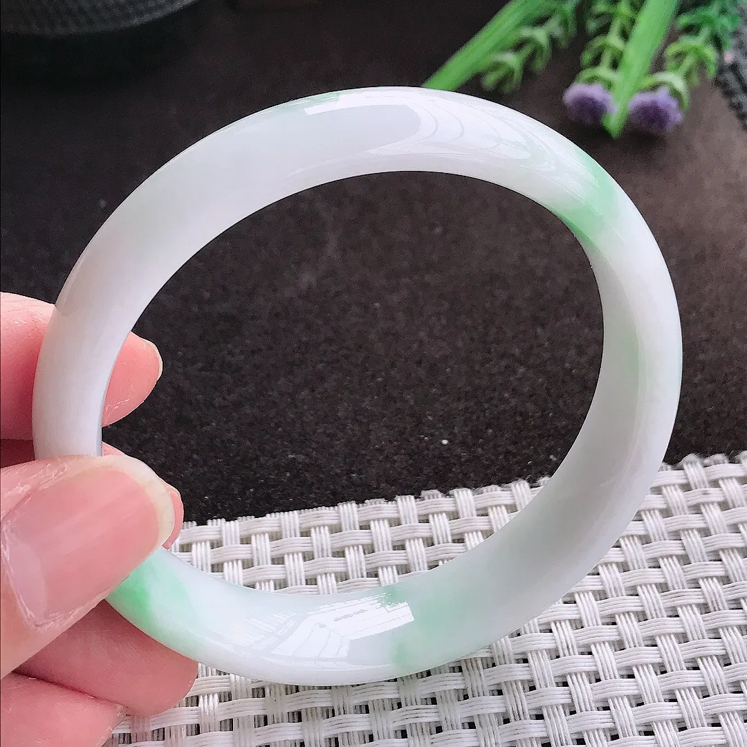 实拍A货翡翠60/14.3/7.3老坑秀气温润飘绿手镯宽边翡翠玉镯女款