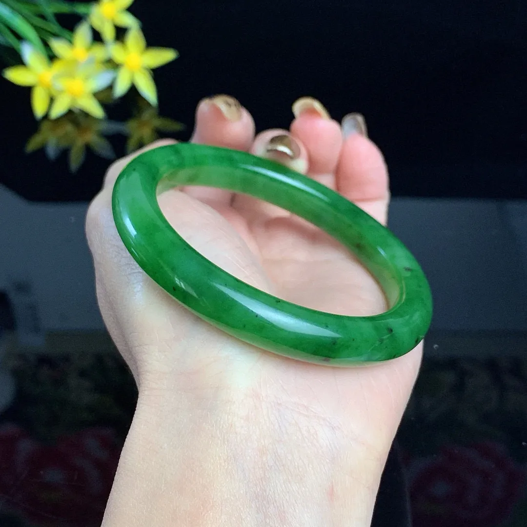 和田玉58.5圈口苹果绿碧玉手镯！玉质细腻油润 底色纯净 无裂无棉 脂粉好，品质高